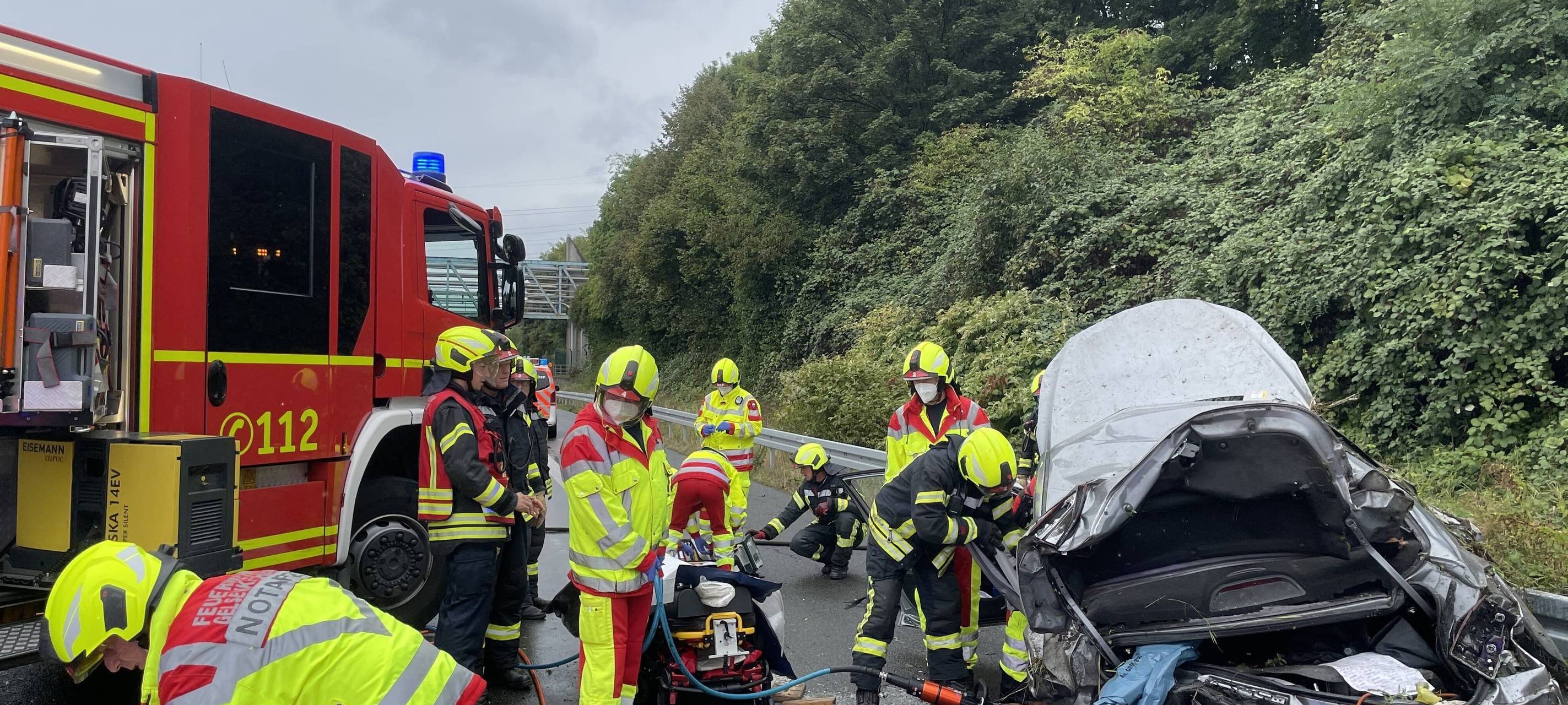 Ein demoliertes Auto auf der A2 wird von der Feuerwehr geborgen