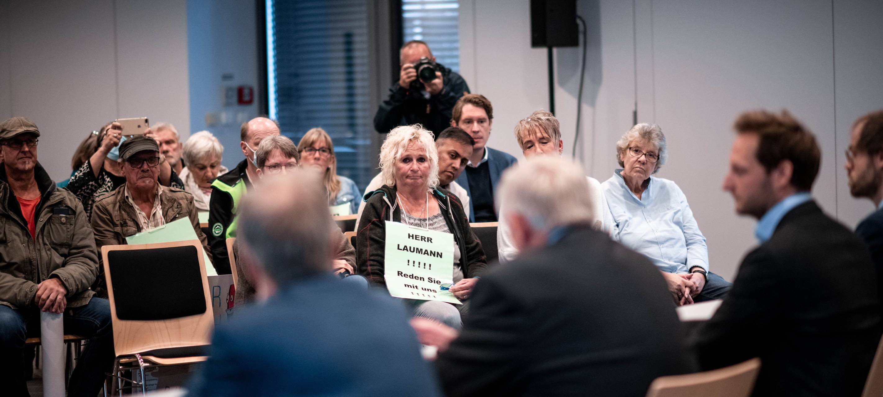 NRW-Gesundheitsminister Laumann spricht mit Opfern des Bottroper Apothekerskandals