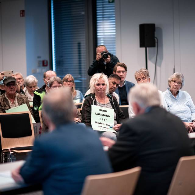 NRW-Gesundheitsminister Laumann spricht mit Opfern des Bottroper Apothekerskandals