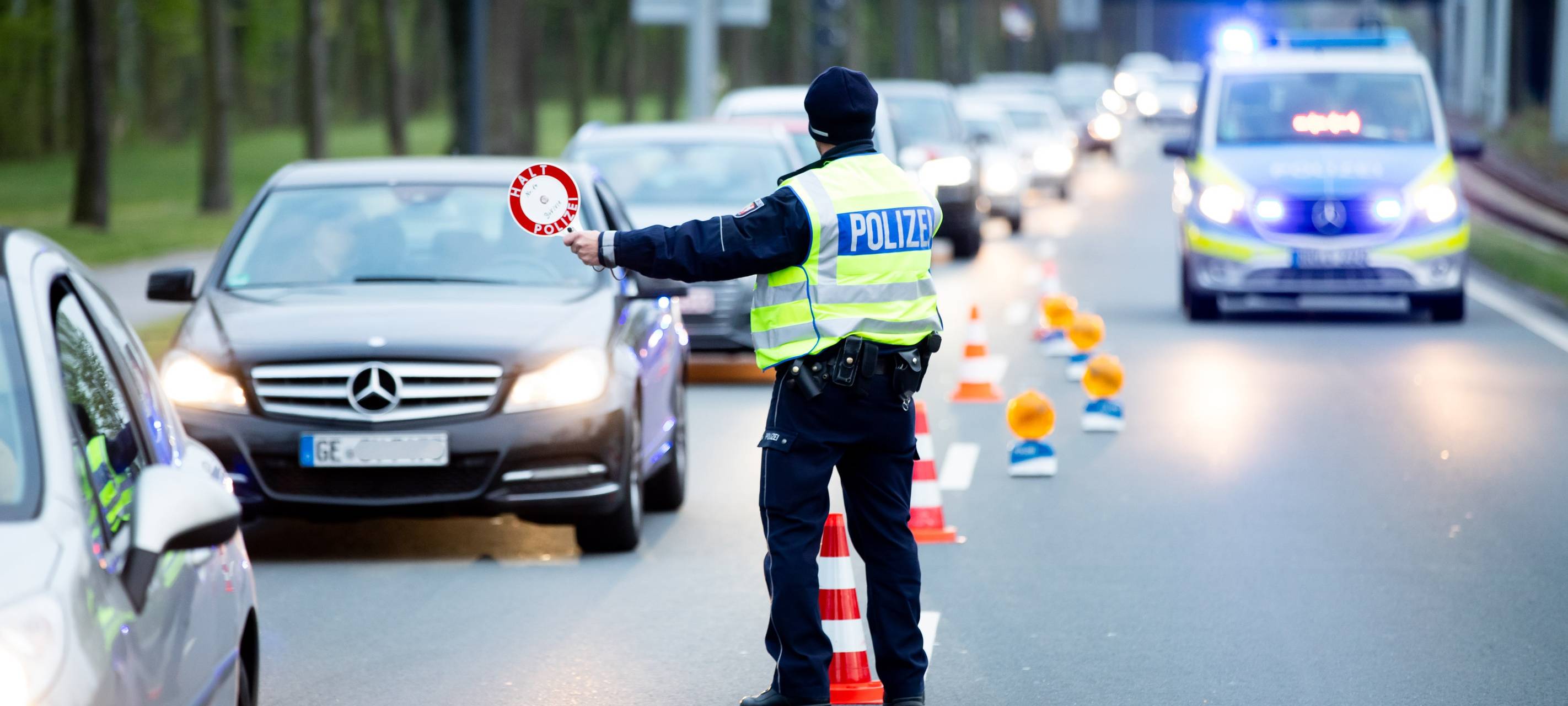 Ein Polizist zieht Autos aus dem Verkehr