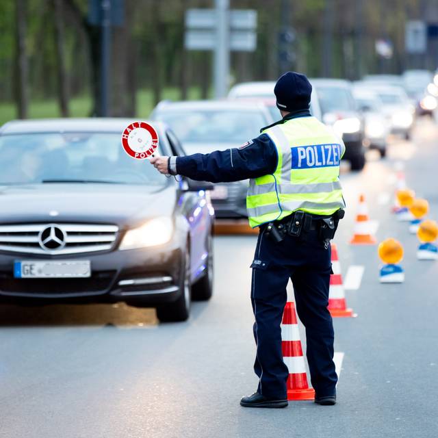 Ein Polizist zieht Autos aus dem Verkehr