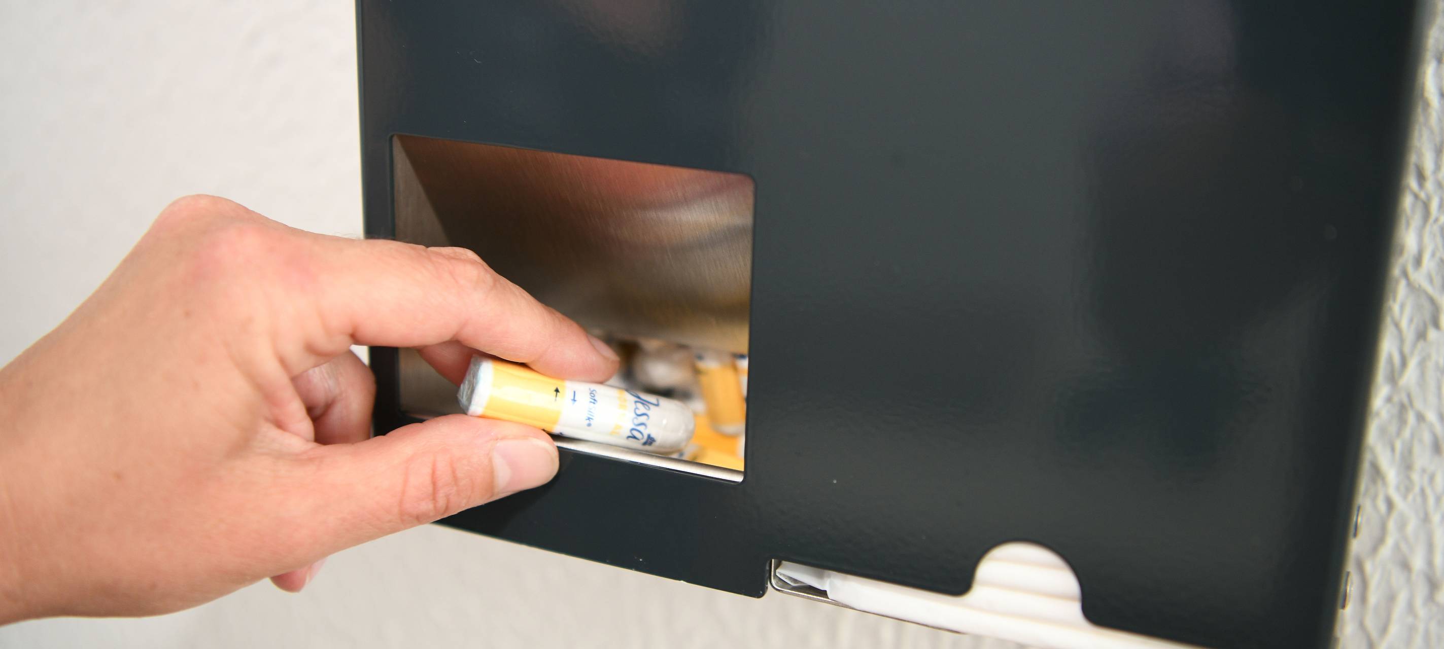 Ein Spender mit kostenlosen Binden und Tampons