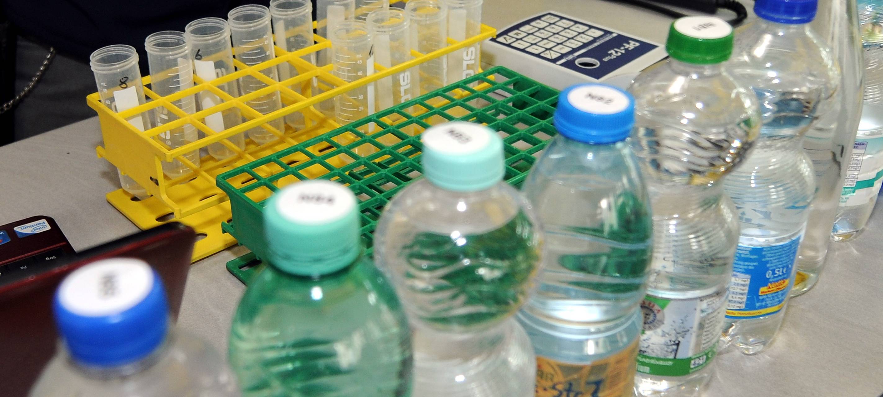 Im Labormobil des VSR-Gewässerschutz werden Brunnenwasser-Proben untersucht