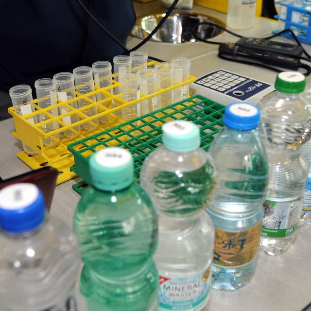 Im Labormobil des VSR-Gewässerschutz werden Brunnenwasser-Proben untersucht