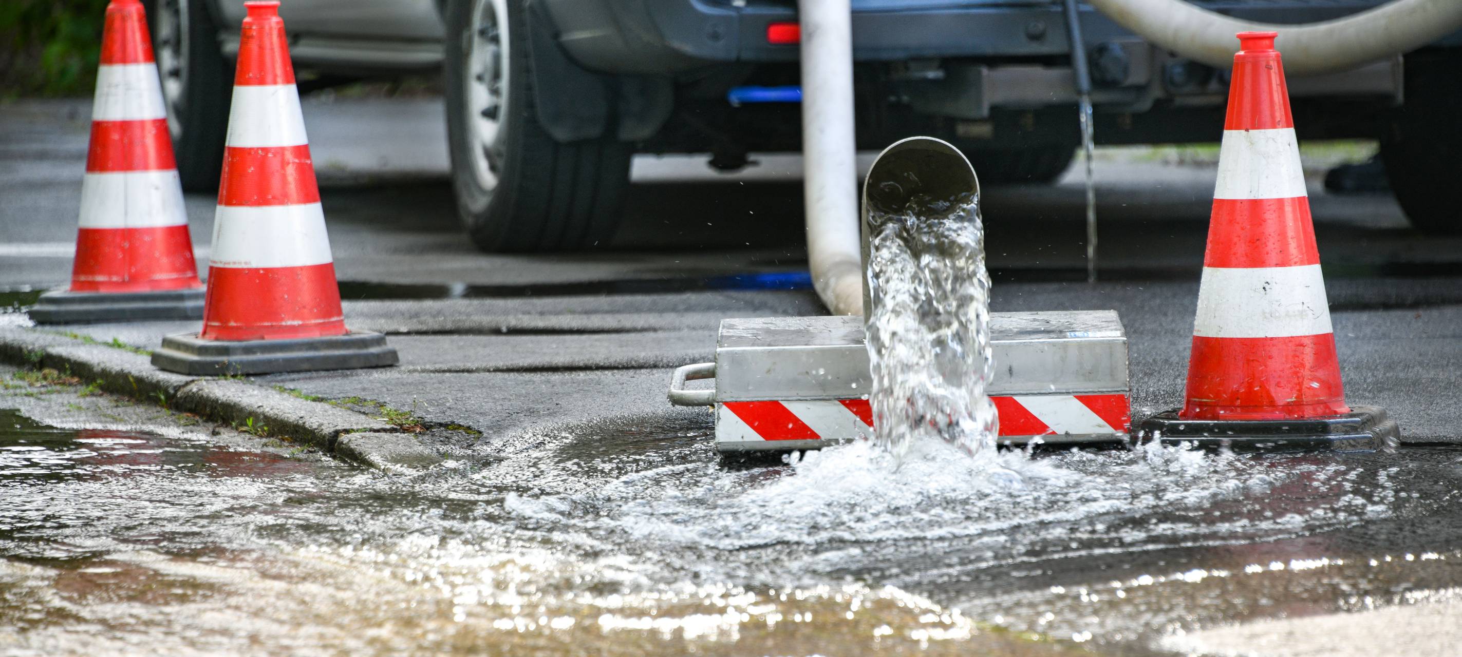 Wasser sprudelt aus einer Leitung