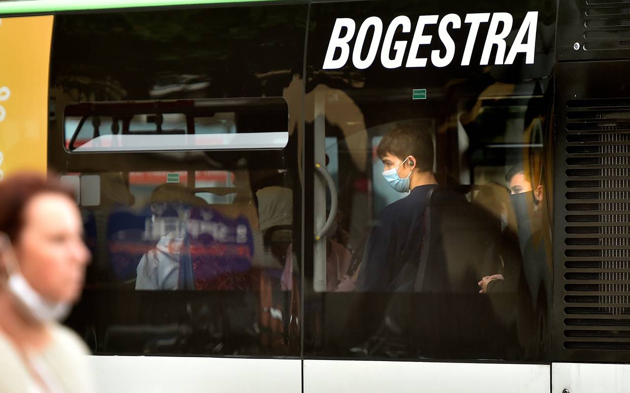 Fahrgäste mit Maske in einem Bus der Bogestra