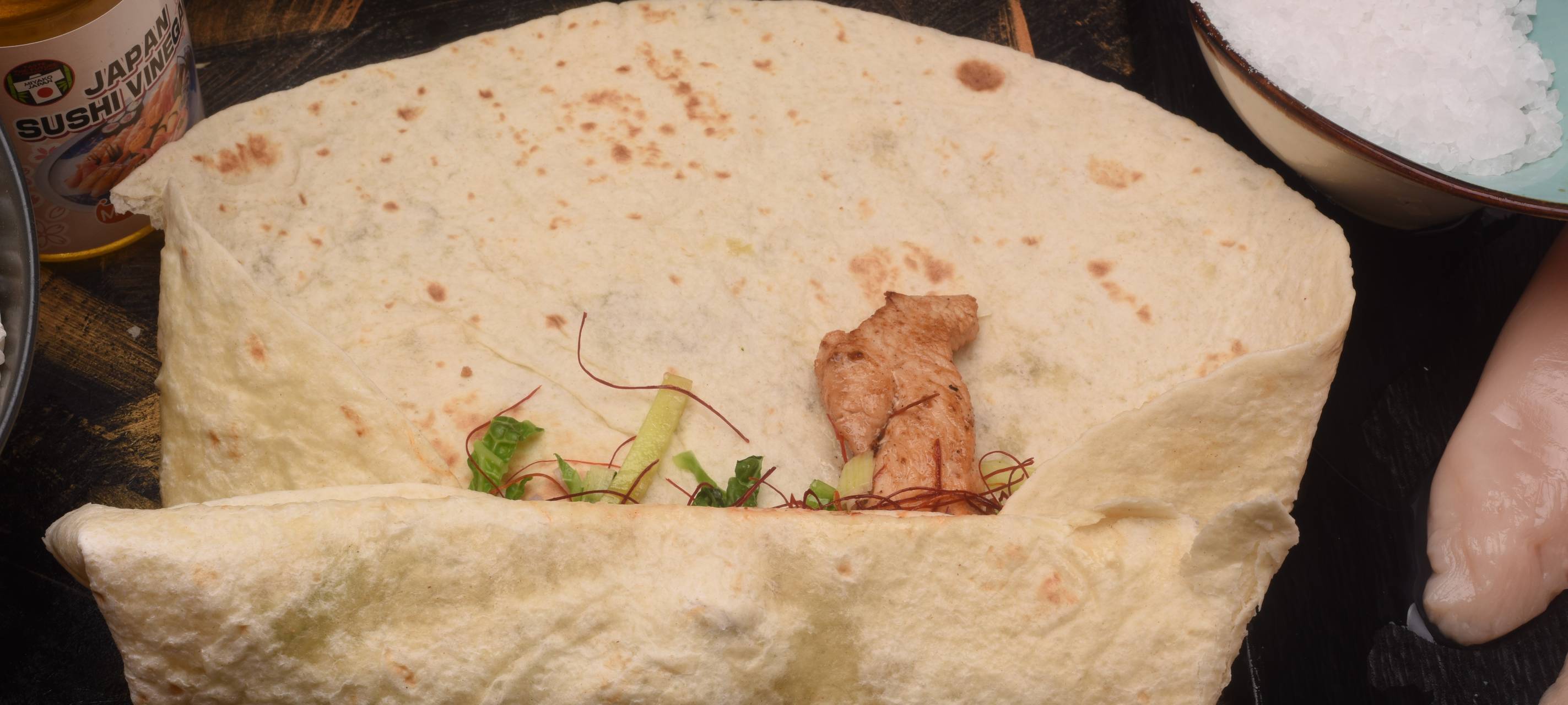 Wraps mit Turbo-Kimchi, Spiegelei und Hähnchenbrust