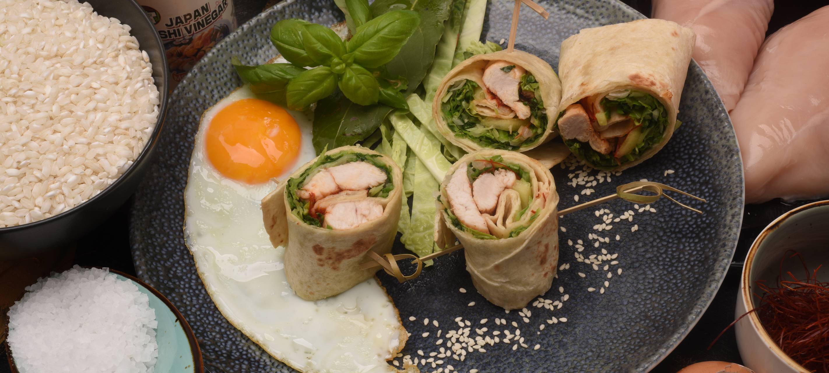 Wraps mit Turbo-Kimchi, Spiegelei und Hähnchenbrust