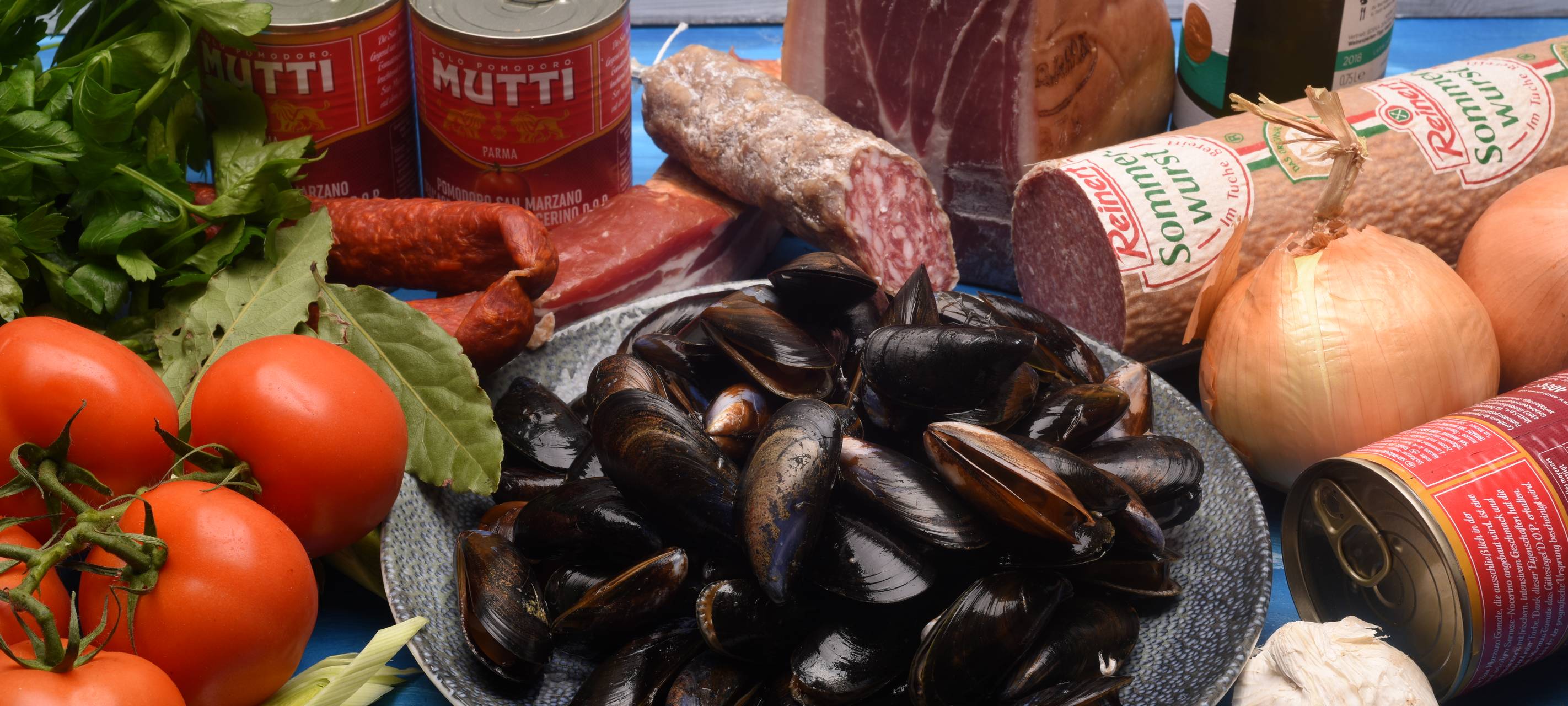 Miesmuscheln in Tomatensugo mit luftgetrockneter Salami