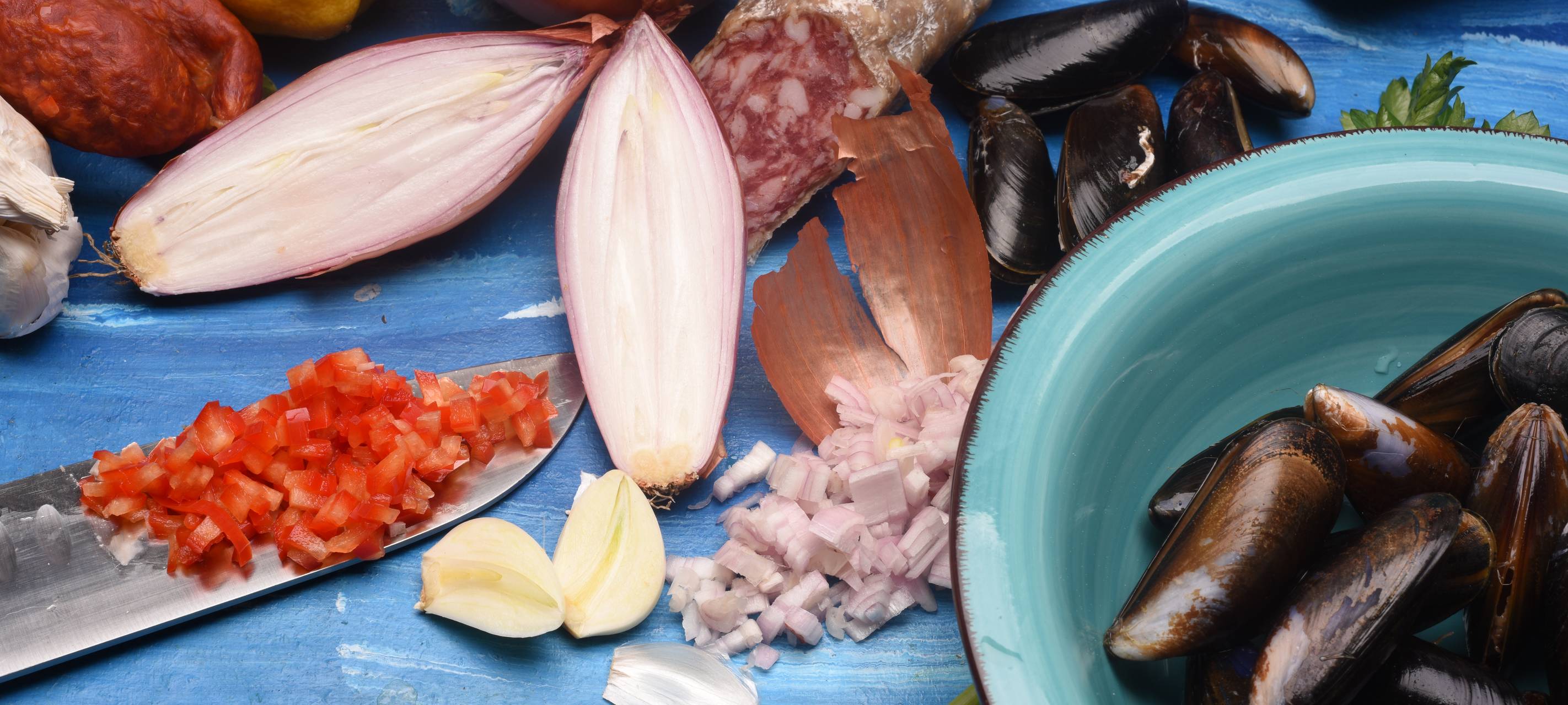 Miesmuscheln in Tomatensugo mit luftgetrockneter Salami