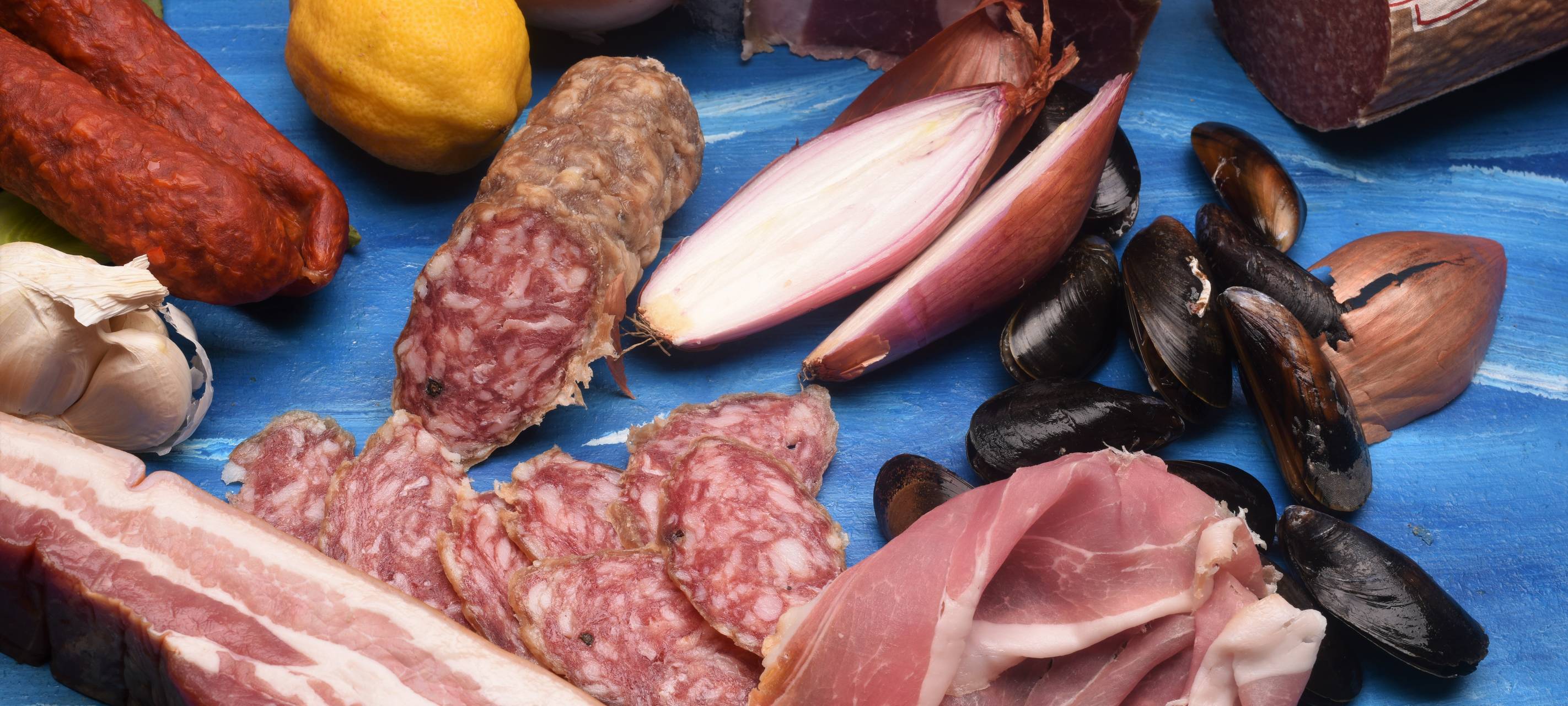 Miesmuscheln in Tomatensugo mit luftgetrockneter Salami