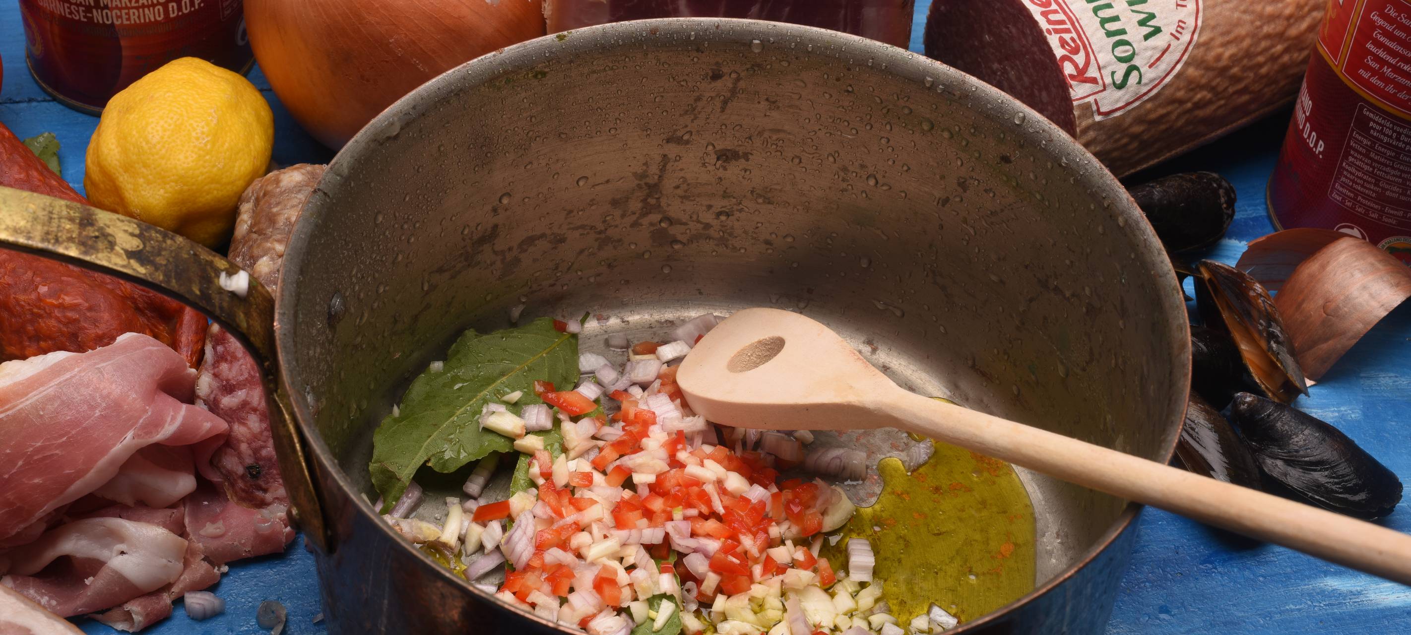 Miesmuscheln in Tomatensugo mit luftgetrockneter Salami