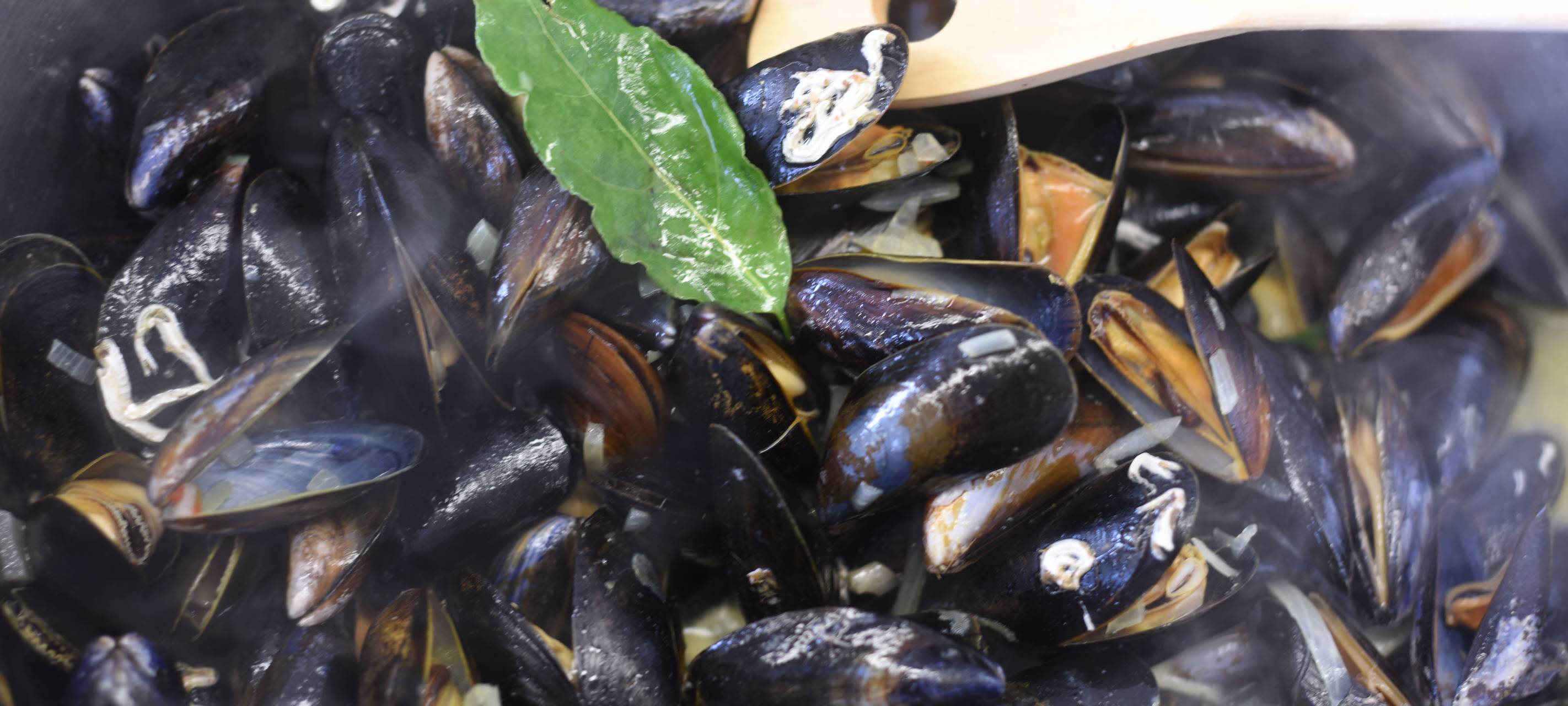 Miesmuscheln in Tomatensugo mit luftgetrockneter Salami