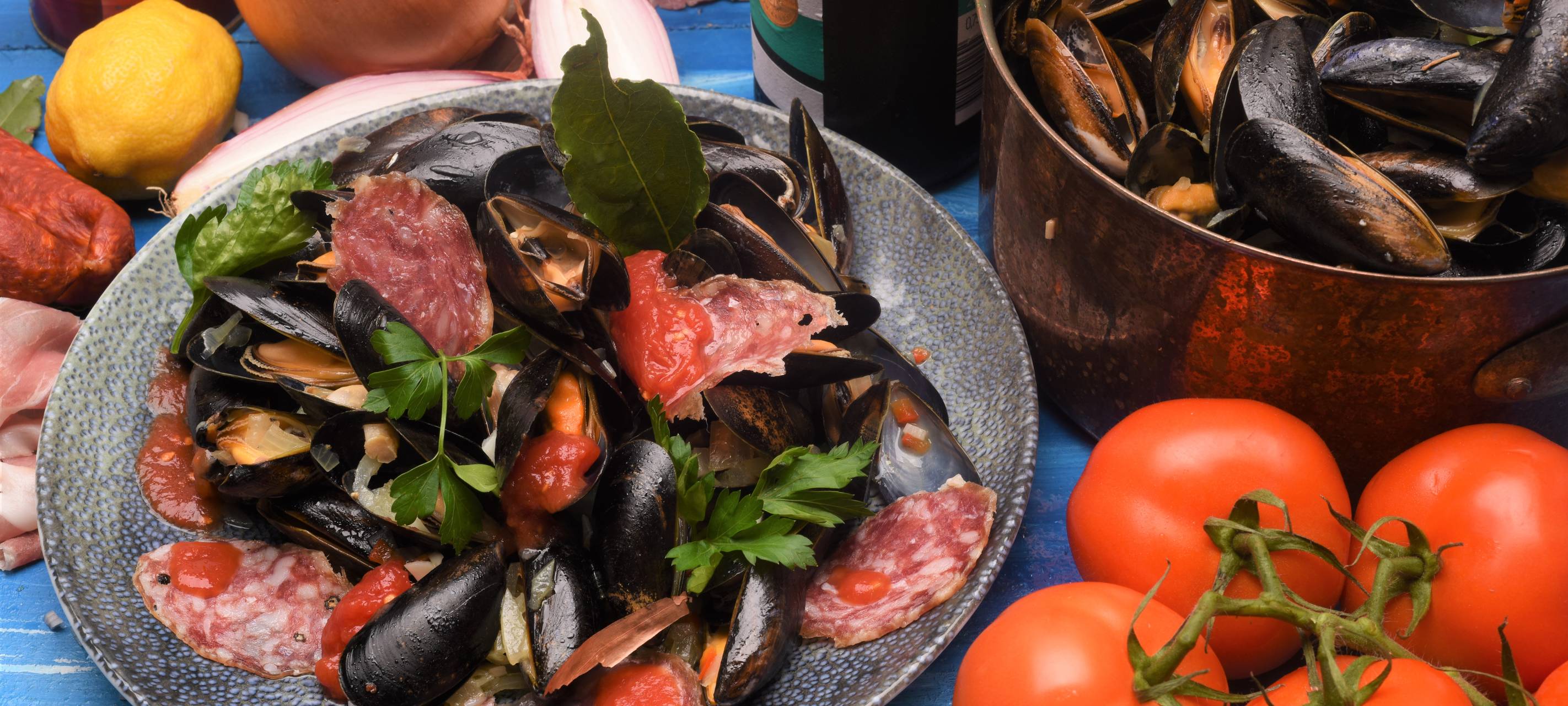 Miesmuscheln in Tomatensugo mit luftgetrockneter Salami