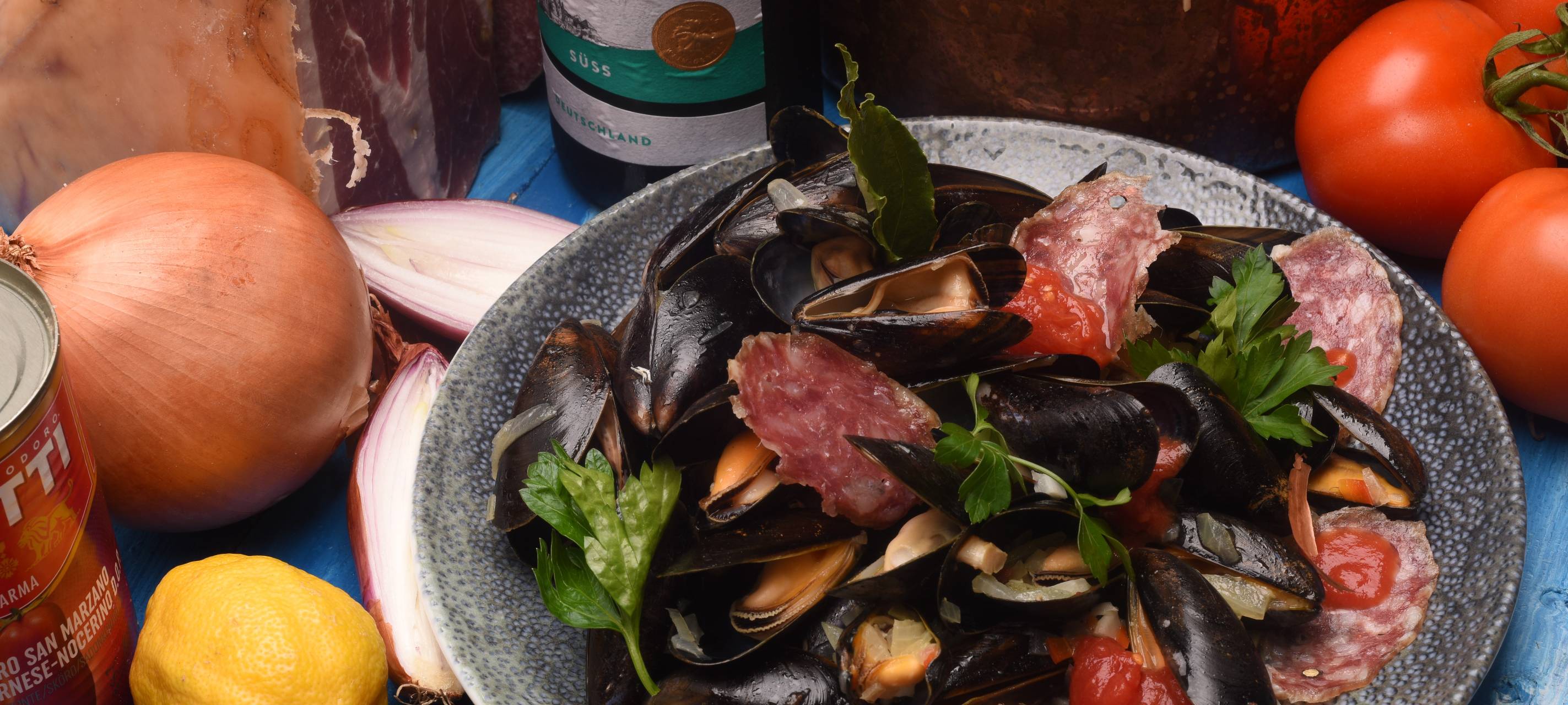 Miesmuscheln in Tomatensugo mit luftgetrockneter Salami