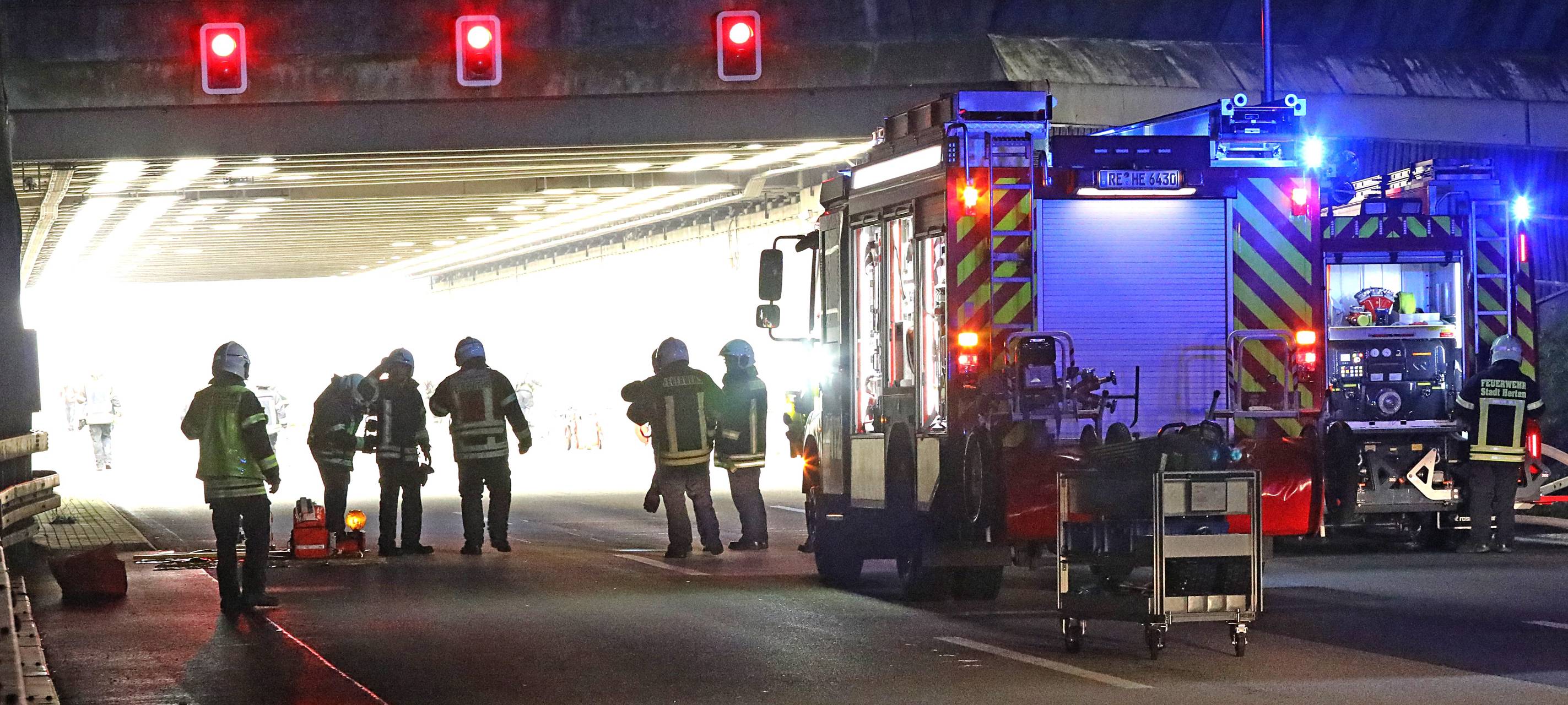 Feuerwehrleute im A2-Tunnel in Gelsenkirchen-Erle