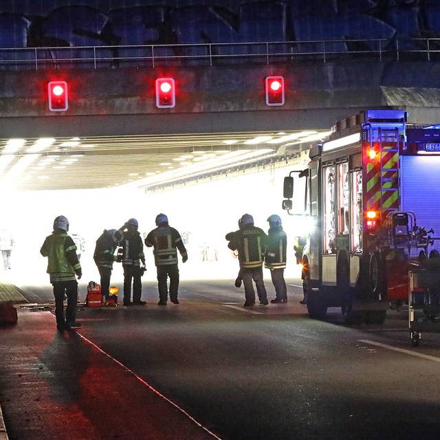 Feuerwehrleute im A2-Tunnel in Gelsenkirchen-Erle