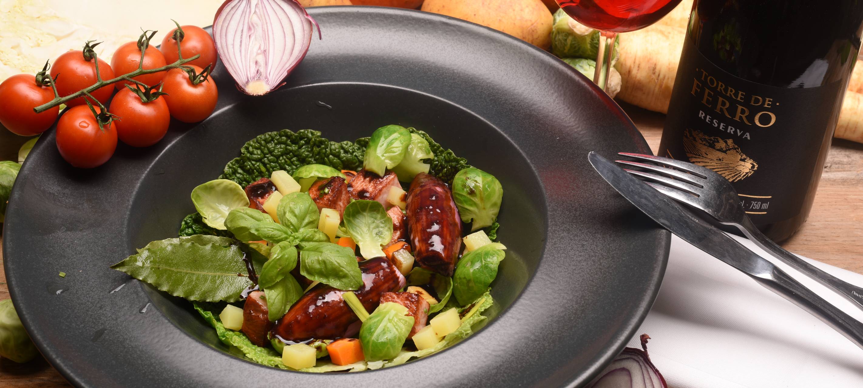 Rosmarin-Kasseler mit Balsamico-Rotwein-Schalotten