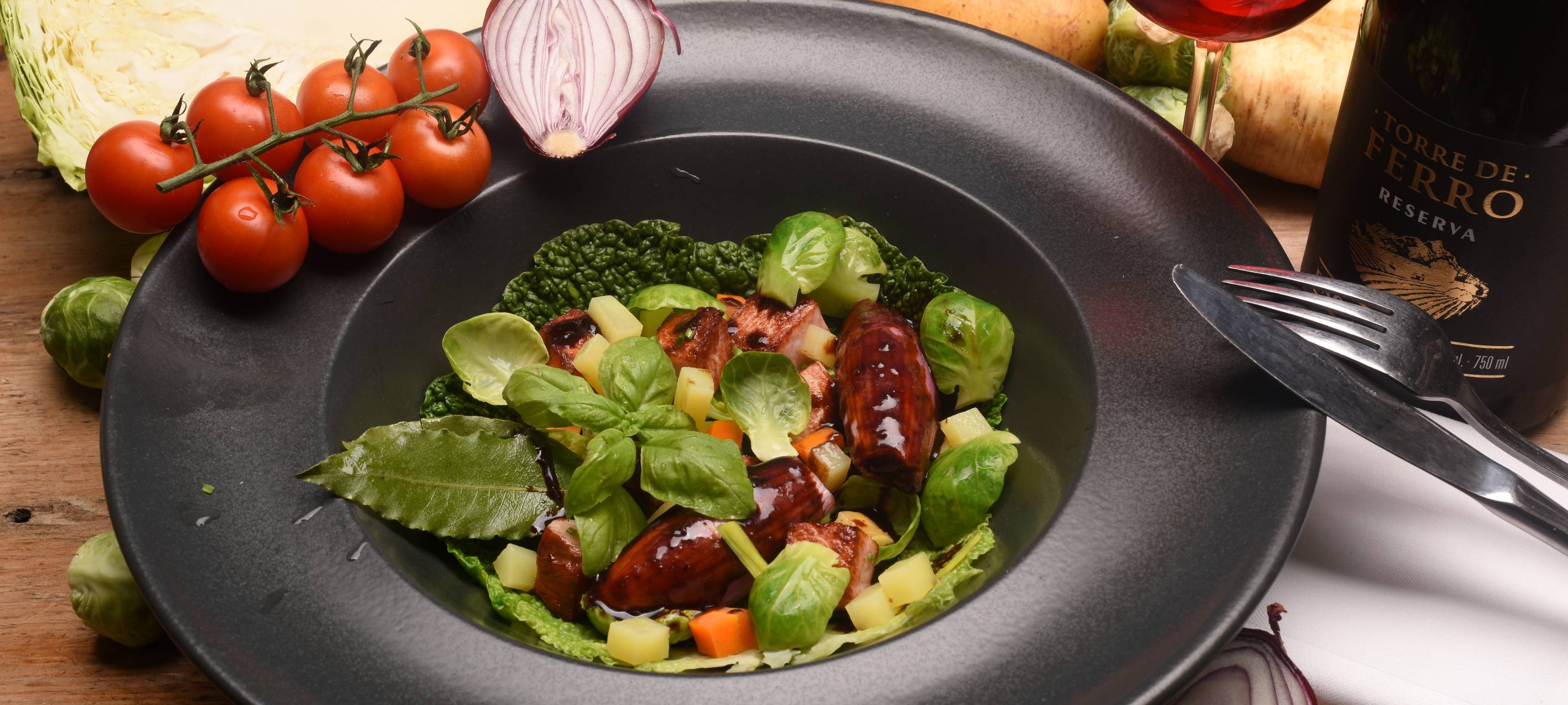 Rosmarin-Kasseler mit Balsamico-Rotwein-Schalotten