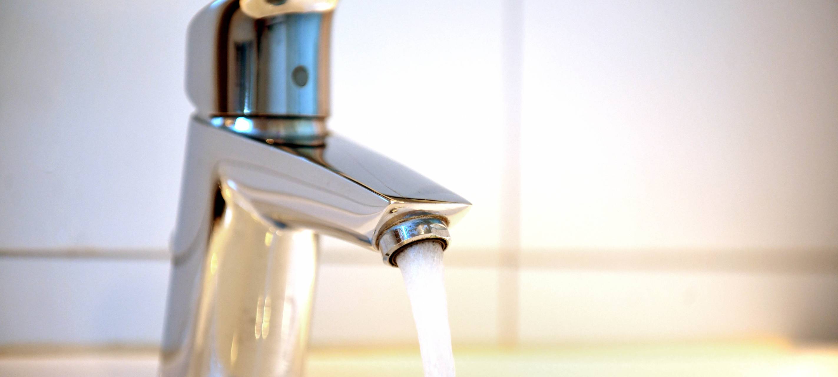 Laufender Wasserhahn