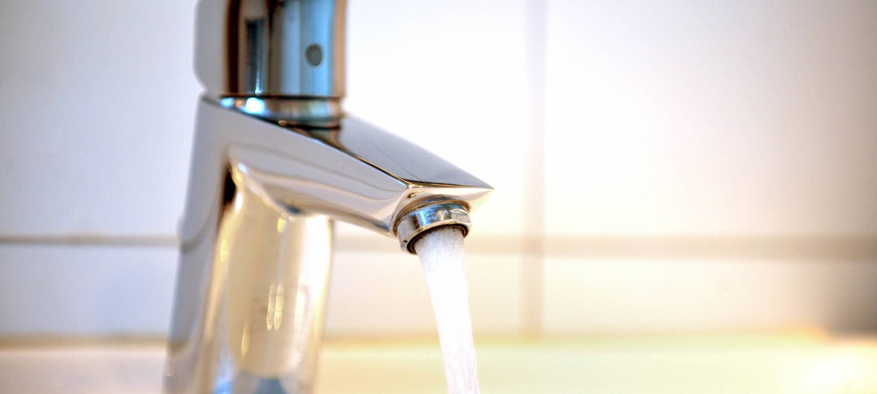 Laufender Wasserhahn