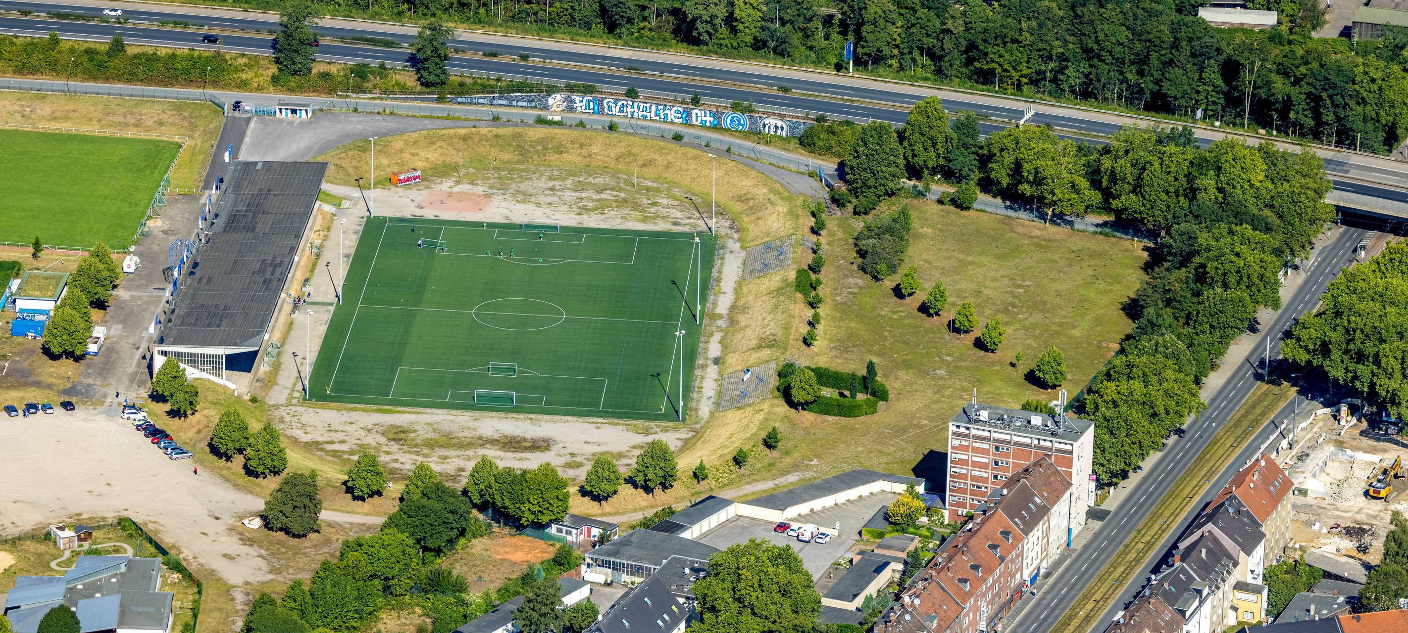 Luftbild der Glückauf-Kampfbahn mit Kurt-Schumacher-Straße