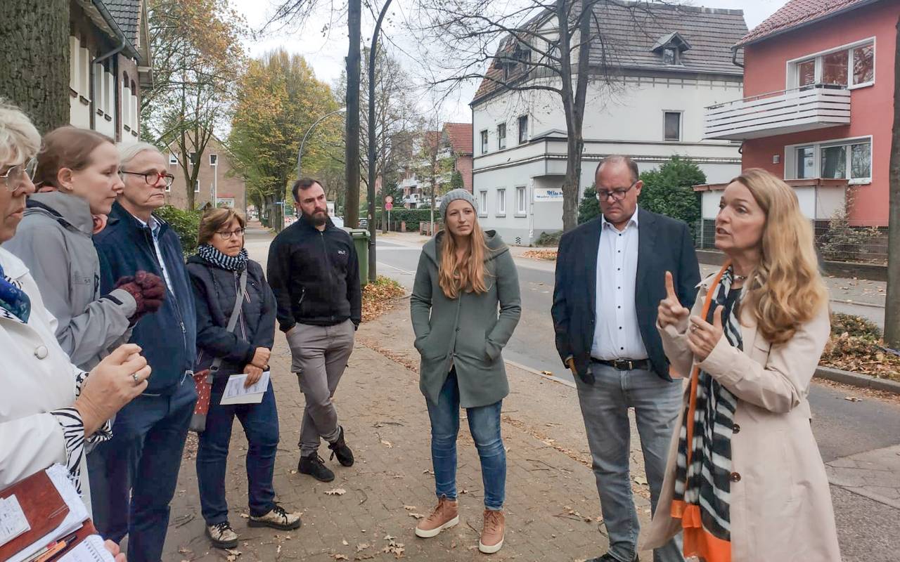 Gladbecks Bürgermeisterin Bettina West mit Anwohnern auf der Hegestraße