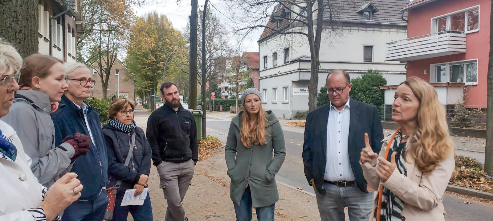 Gladbecks Bürgermeisterin Bettina West mit Anwohnern auf der Hegestraße