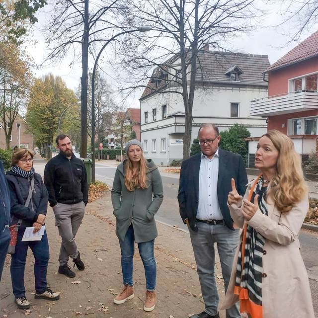 Gladbecks Bürgermeisterin Bettina West mit Anwohnern auf der Hegestraße