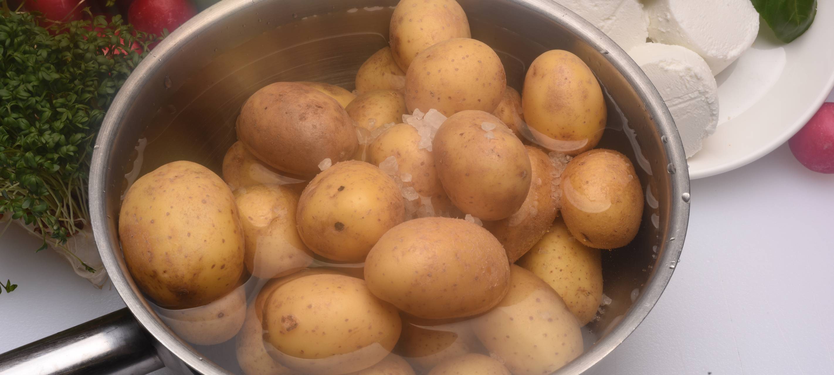 Ziegenkäse in Nusskruste mit warmem fränkischen Kartoffelsalat