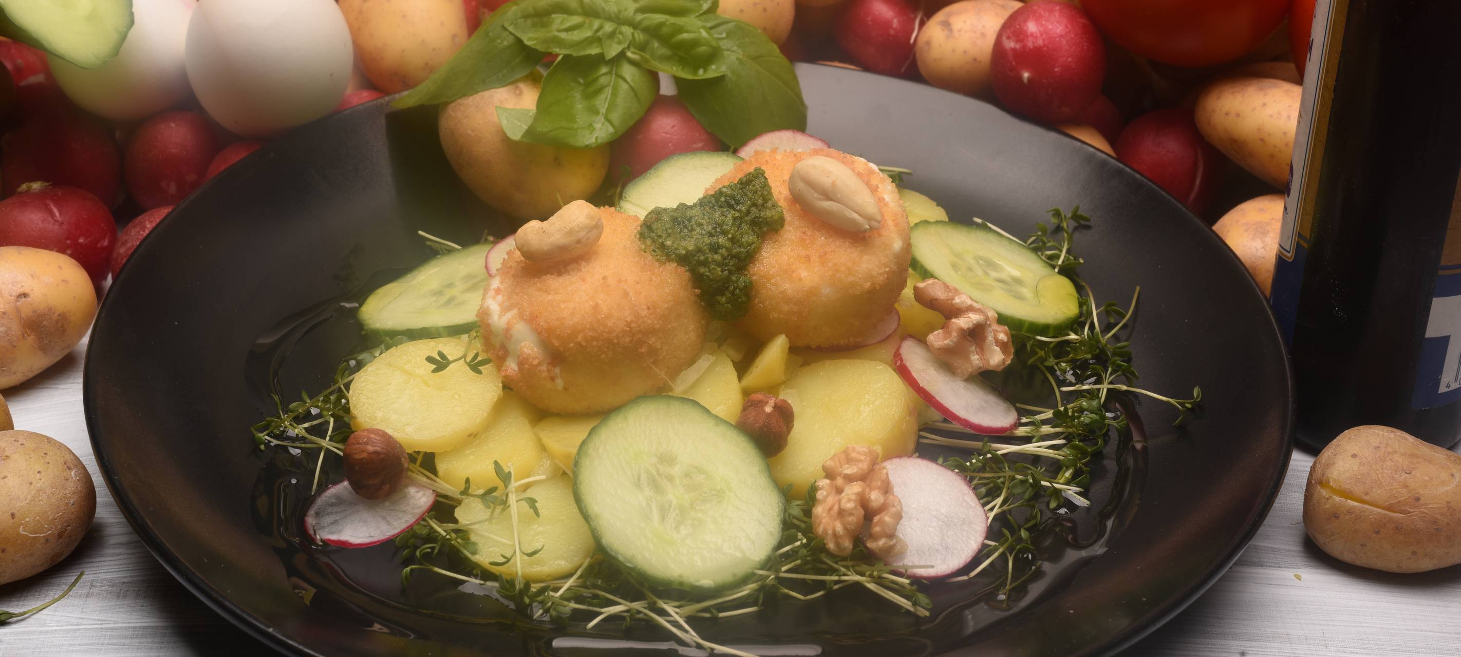 Ziegenkäse in Nusskruste mit warmem fränkischen Kartoffelsalat