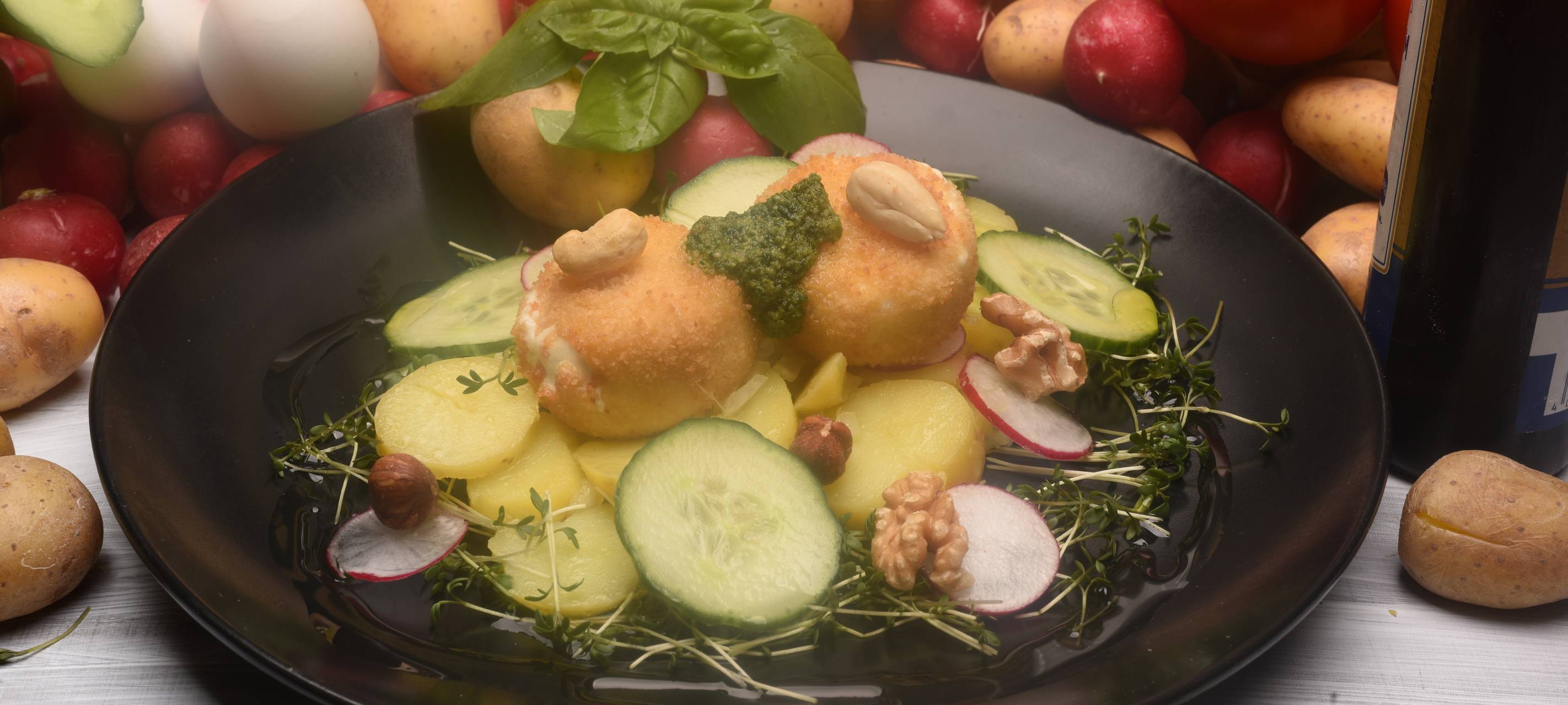 Ziegenkäse in Nusskruste mit warmem fränkischen Kartoffelsalat