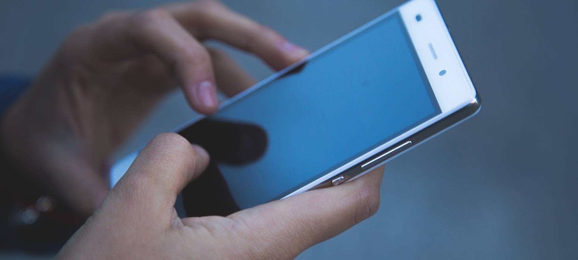 Mensch mit Handy in der Hand