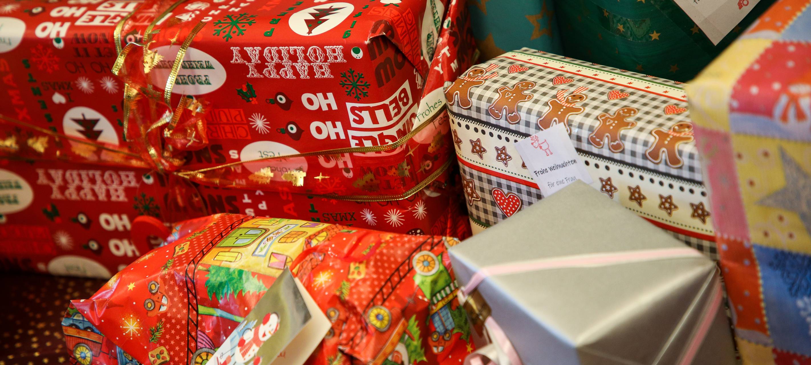 Gepackte Weihnachtspäckchen für die Tafel