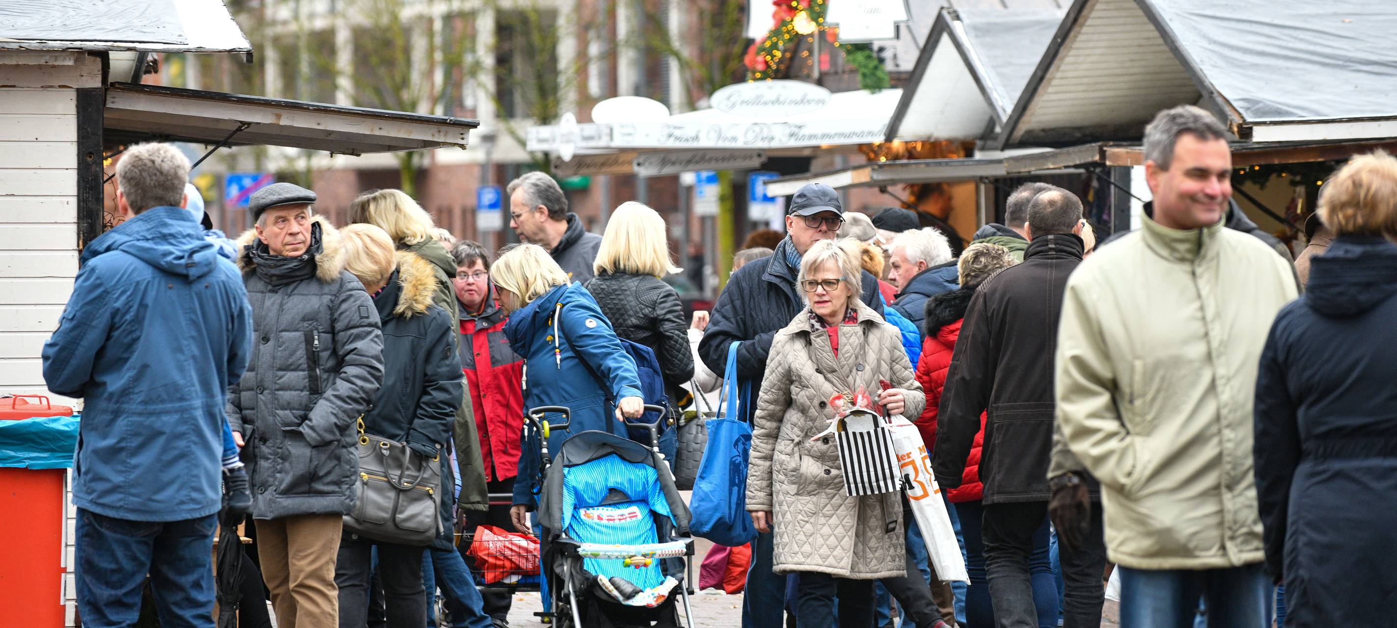Passanten beim Nikolausmarkt in Gladbeck