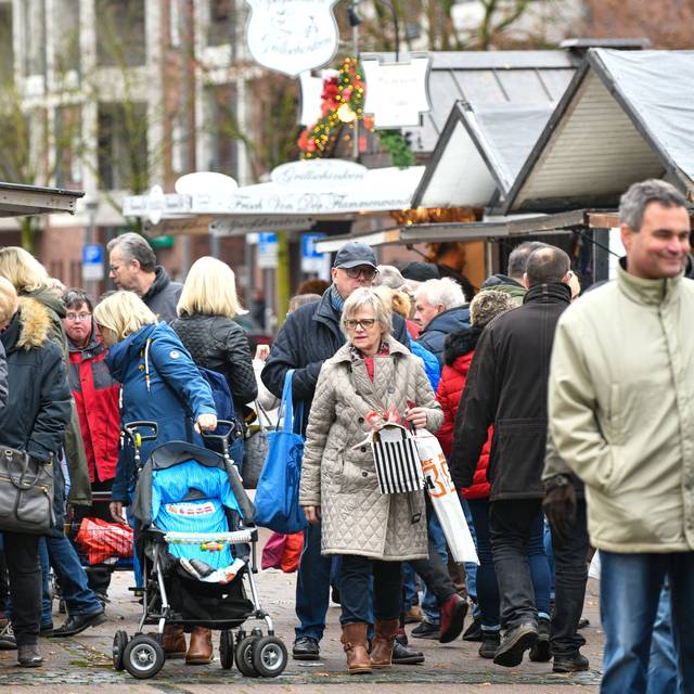 Passanten beim Nikolausmarkt in Gladbeck