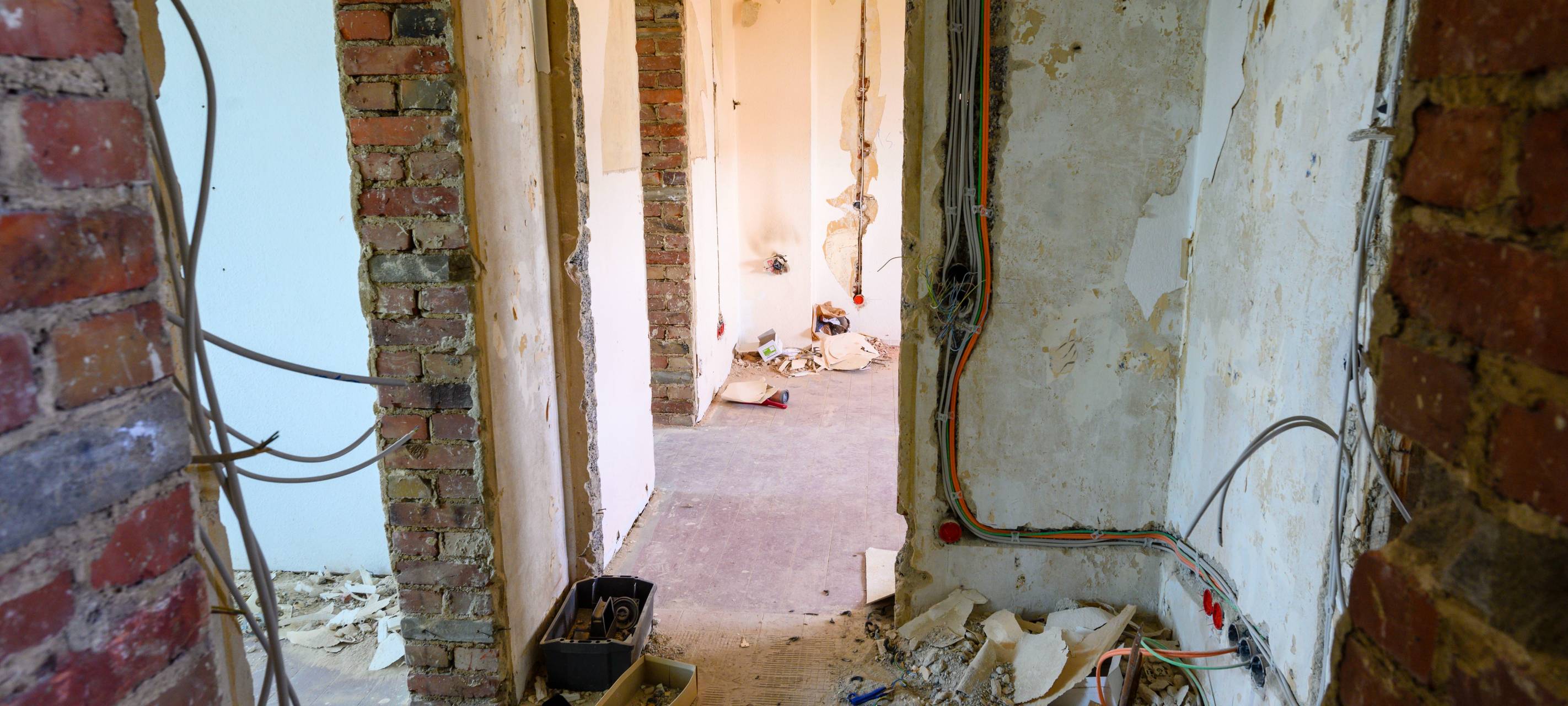 Baufällige Wohnung in Schrottimmobilie