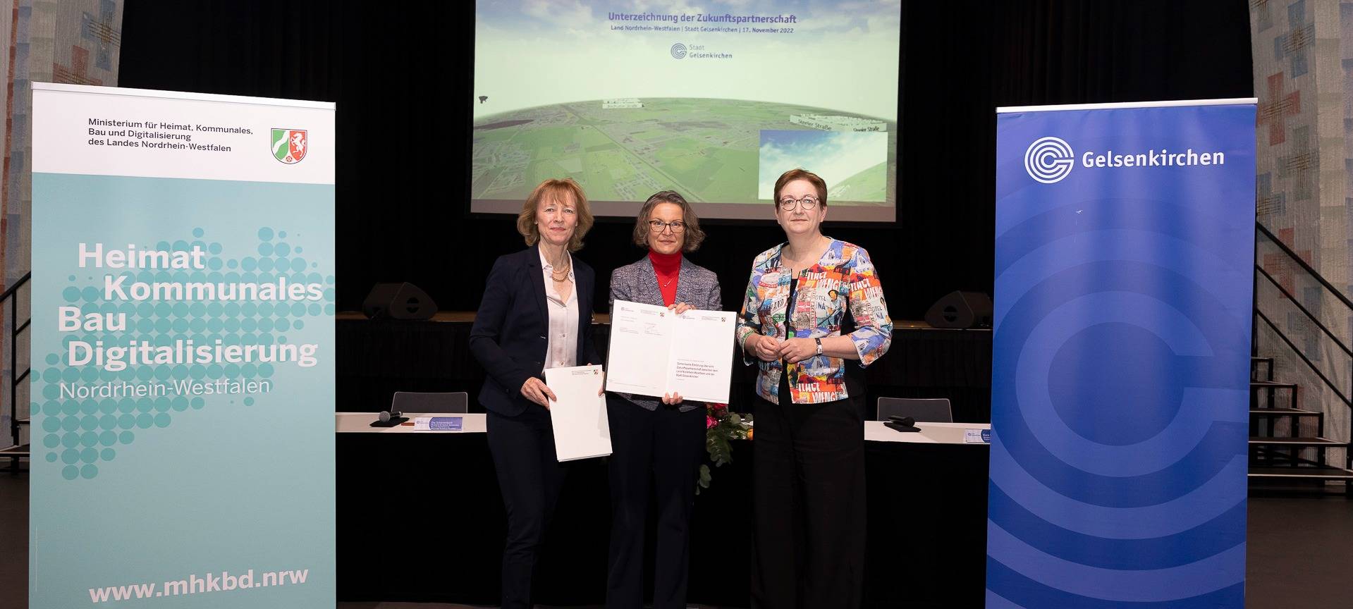 Gelsenkirchens Oberbürgermeisterin Welge, Bundesbauministerin Geywitz und NRW-Kommunalministerin Scharrenbach unterschreiben die Zukunftspartnerschaft