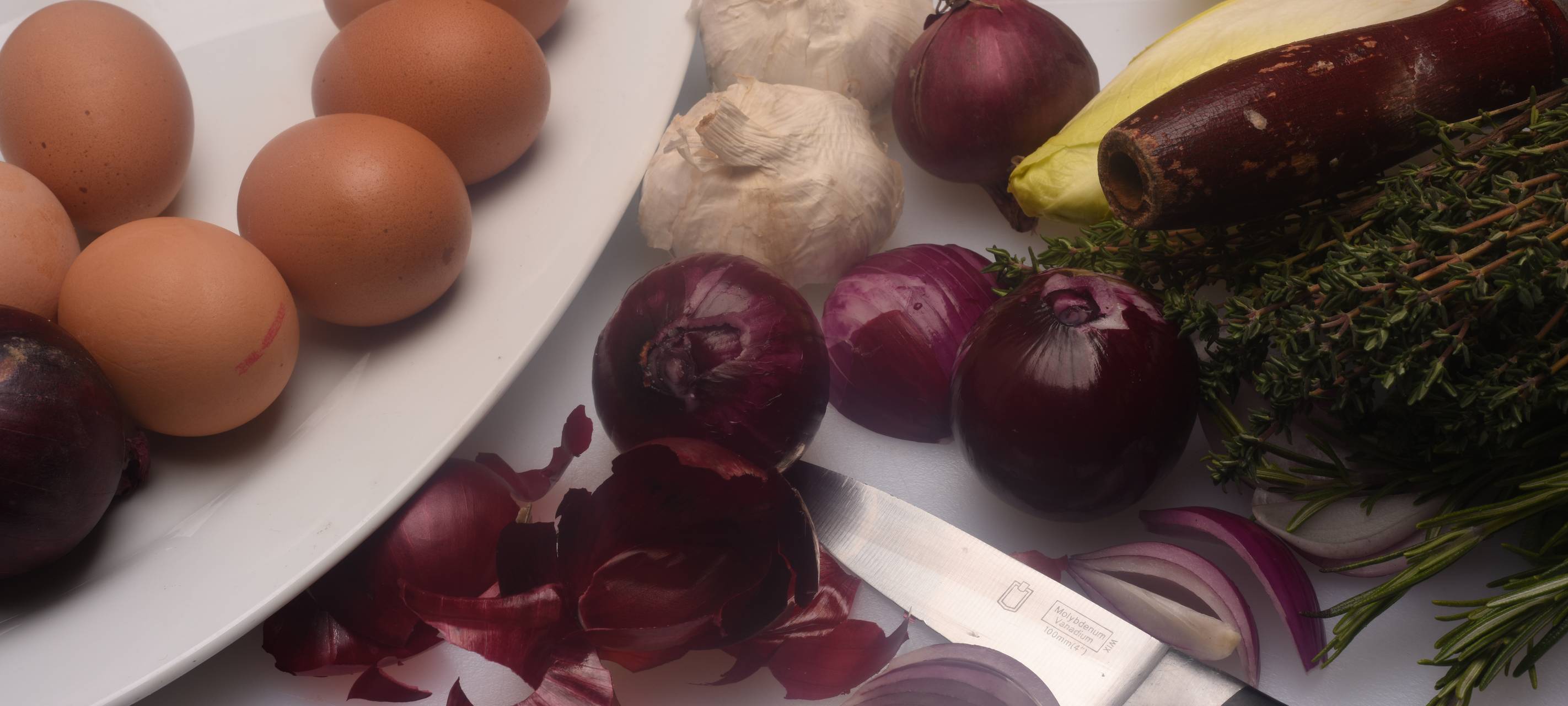 Pappardelle mit gebratenem Chicorée, getrockneten Tomaten und Speck