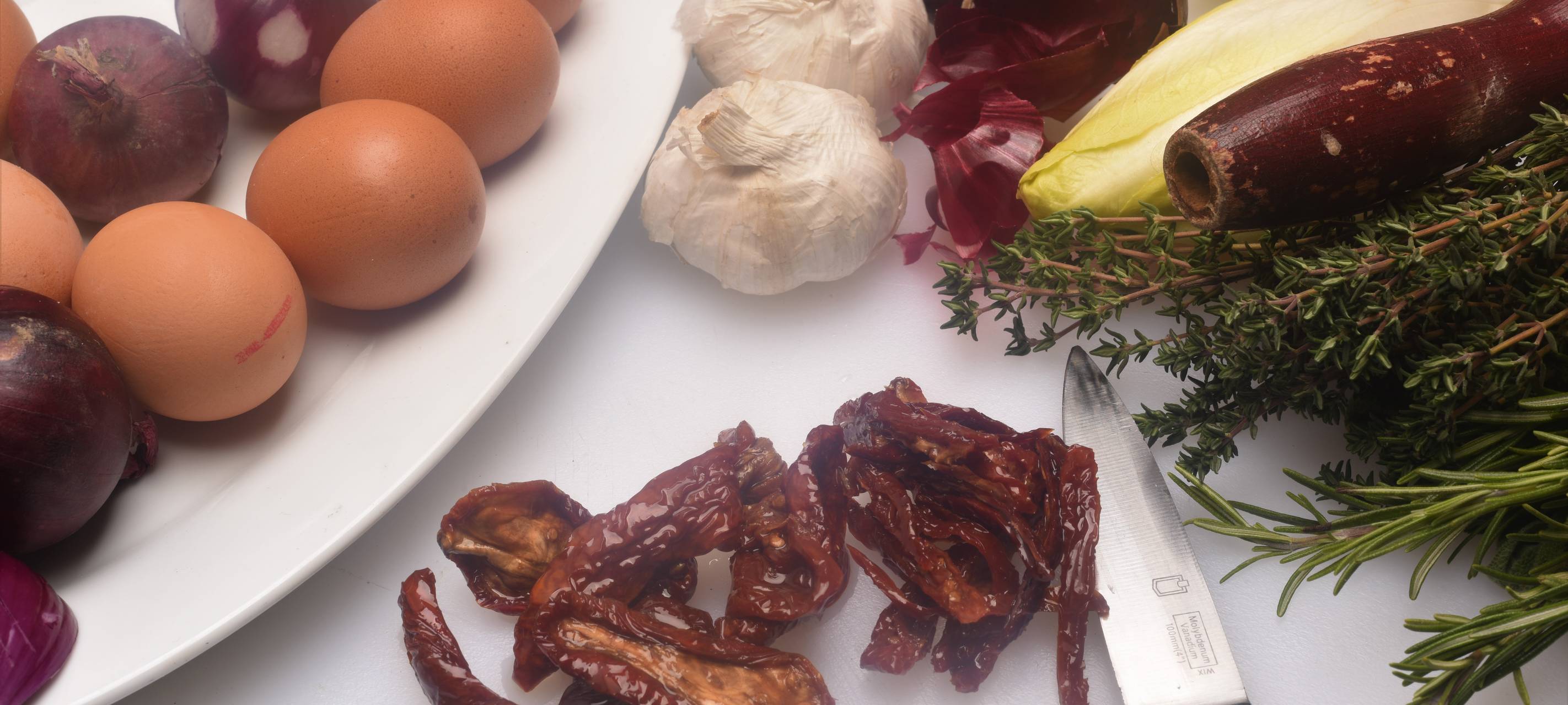 Pappardelle mit gebratenem Chicorée, getrockneten Tomaten und Speck