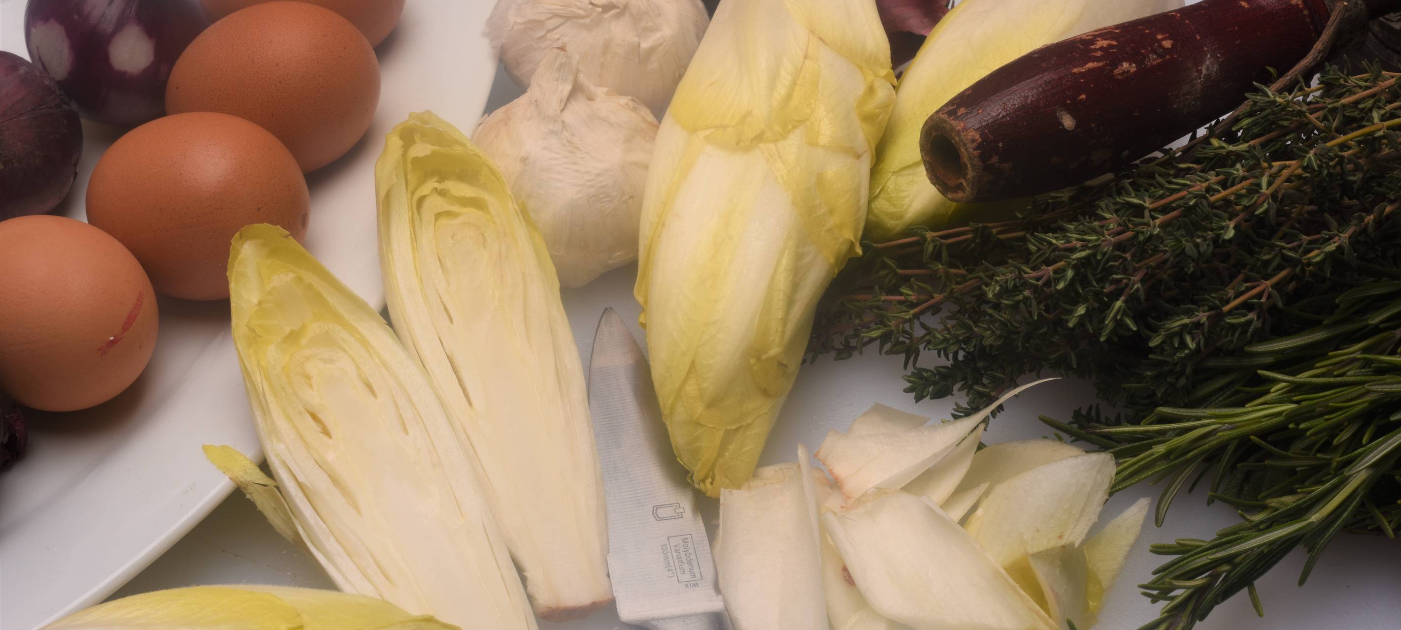 Pappardelle mit gebratenem Chicorée, getrockneten Tomaten und Speck