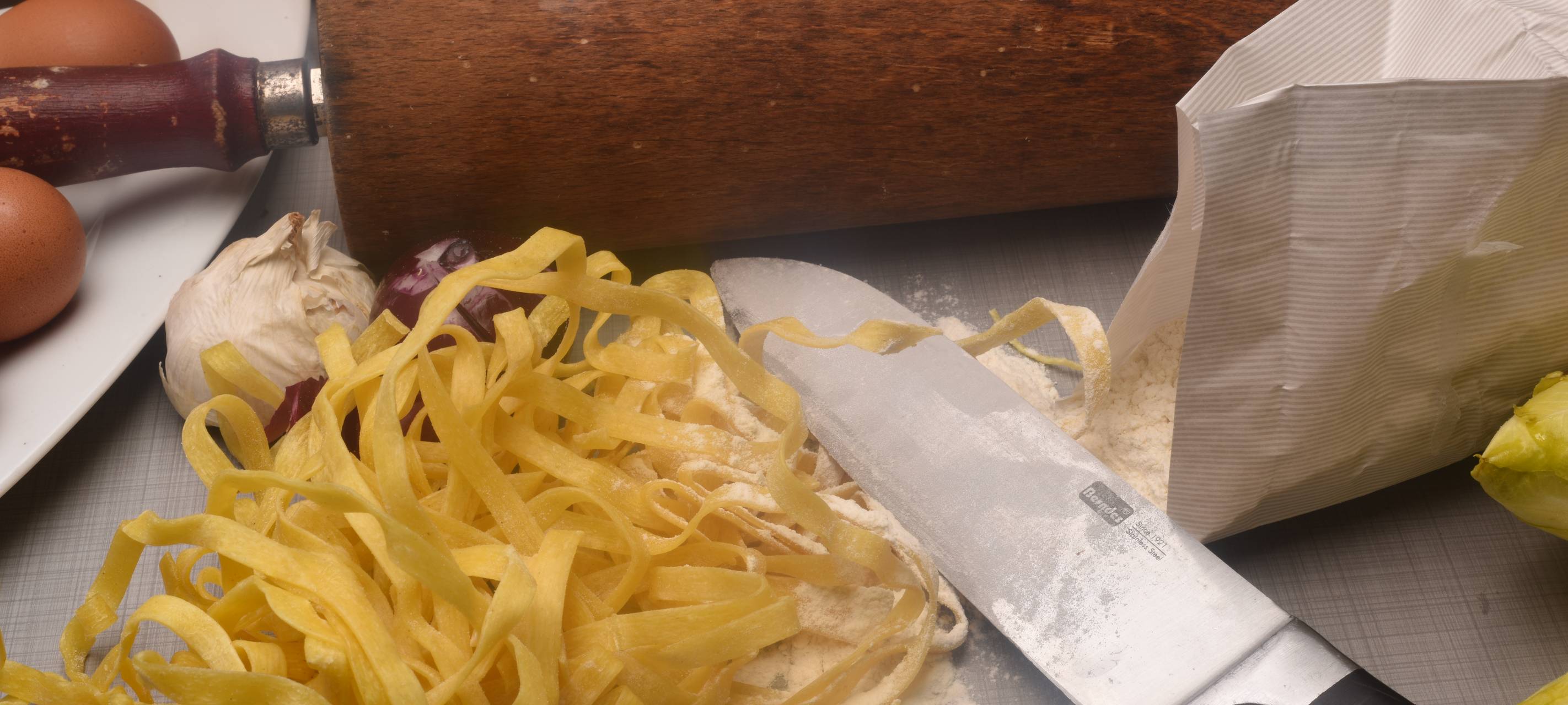 Pappardelle mit gebratenem Chicorée, getrockneten Tomaten und Speck
