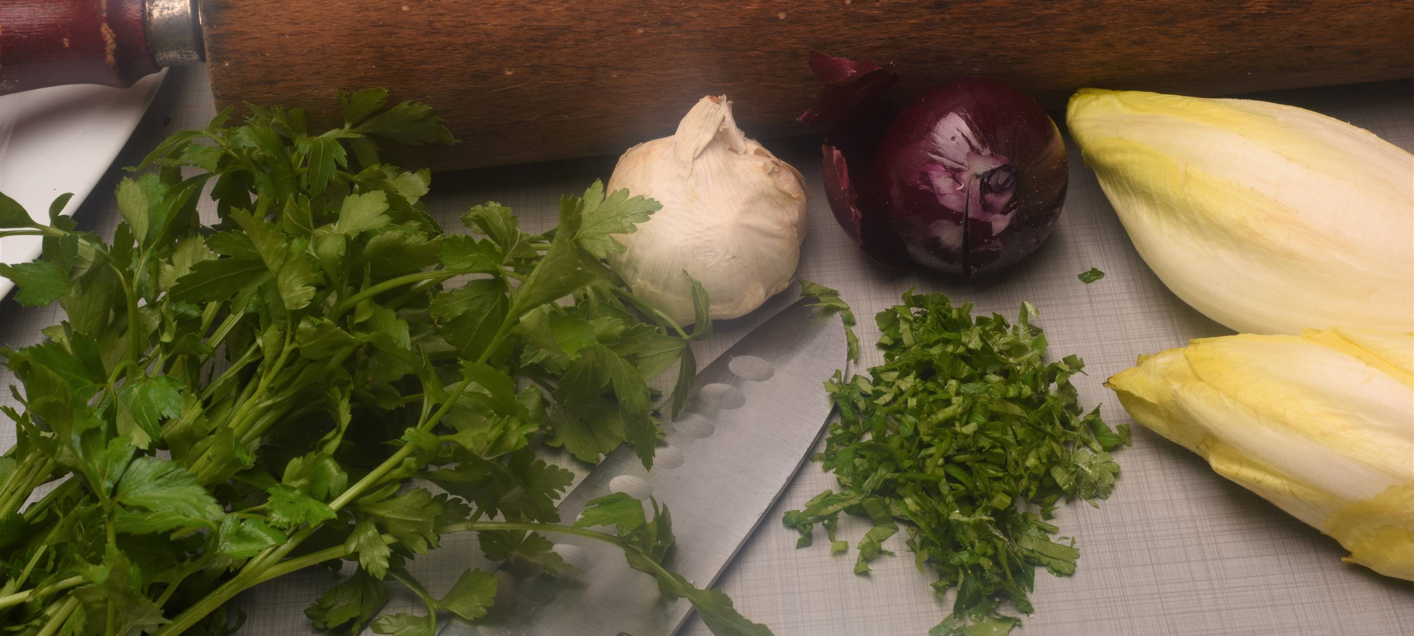Pappardelle mit gebratenem Chicorée, getrockneten Tomaten und Speck