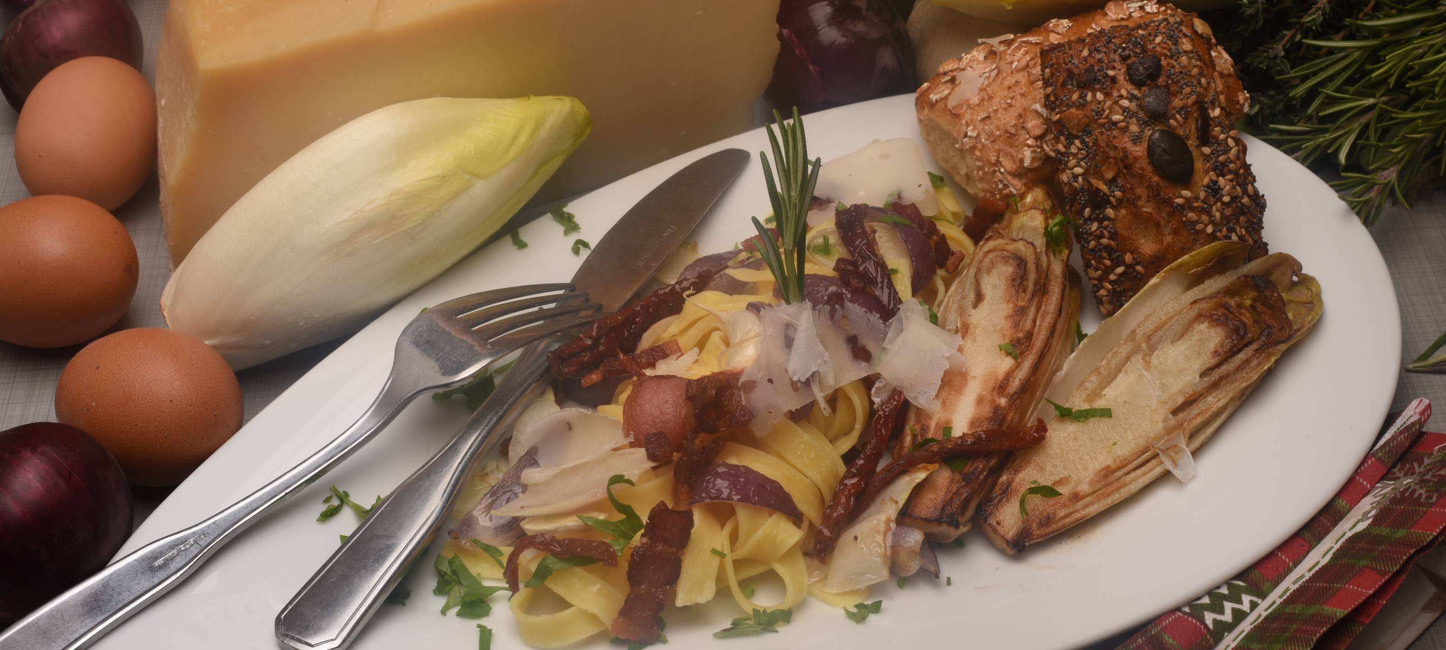 Pappardelle mit gebratenem Chicorée, getrockneten Tomaten und Speck