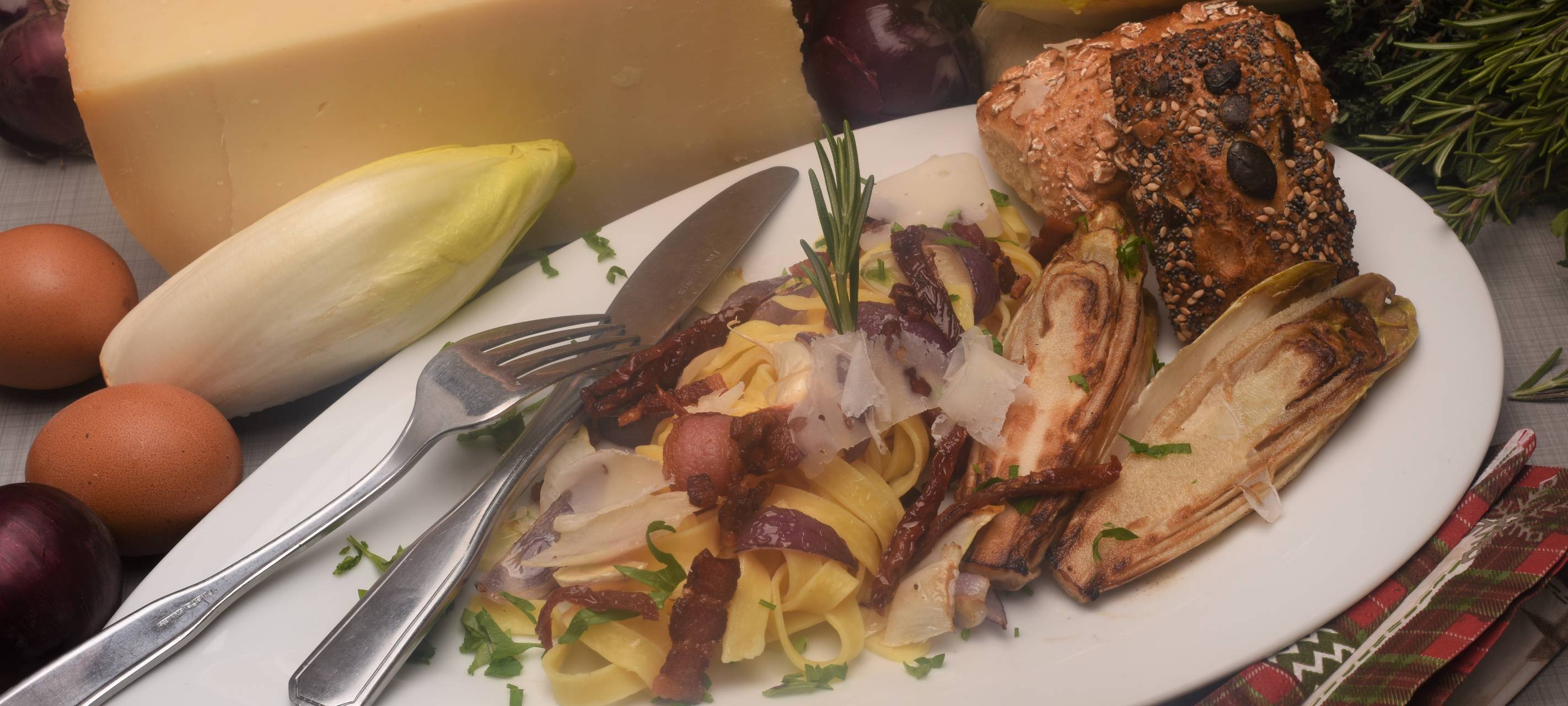 Pappardelle mit gebratenem Chicorée, getrockneten Tomaten und Speck