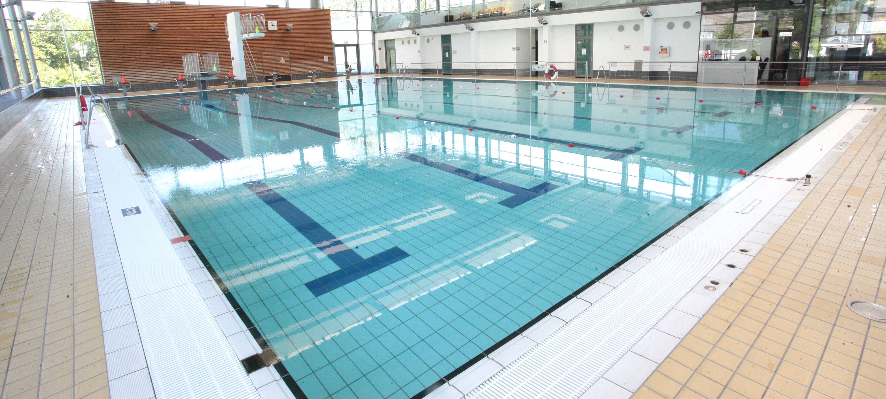 Das Schwimmerbecken im Bottroper Hallenbad
