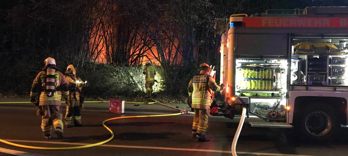 Laubenbrand in Bottrop - Kälte erschwert den Löscheinsatz