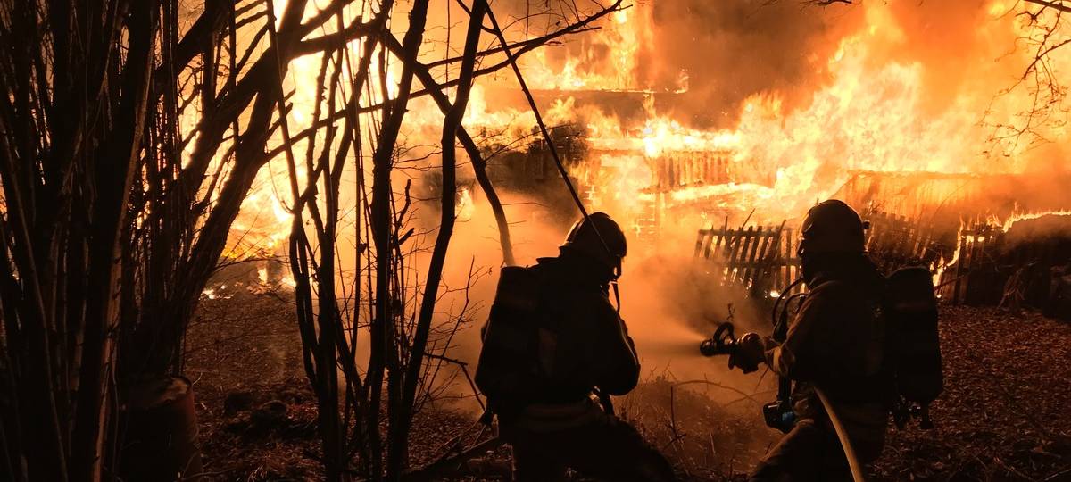 Laubenbrand in Bottrop - Kälte erschwert den Löscheinsatz