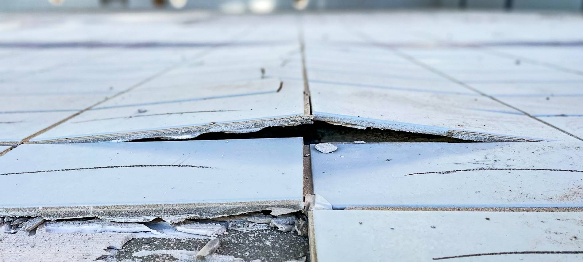 Kaputte Fliesen Hallenbad