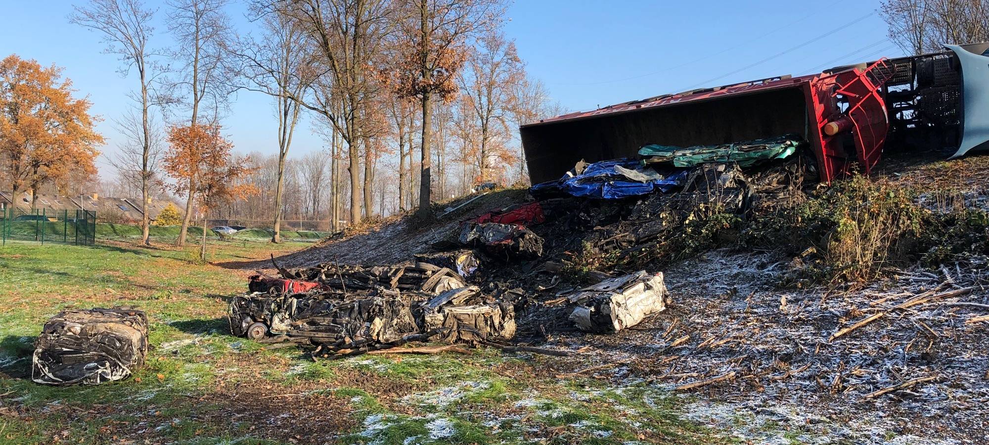 A42: LKW bei Bismarck umgekippt